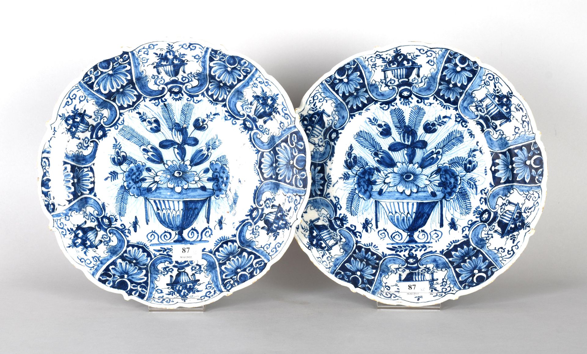 Null Delft, siglo XVIII

Pareja de platos redondos y profundos con bordes curvos&hellip;