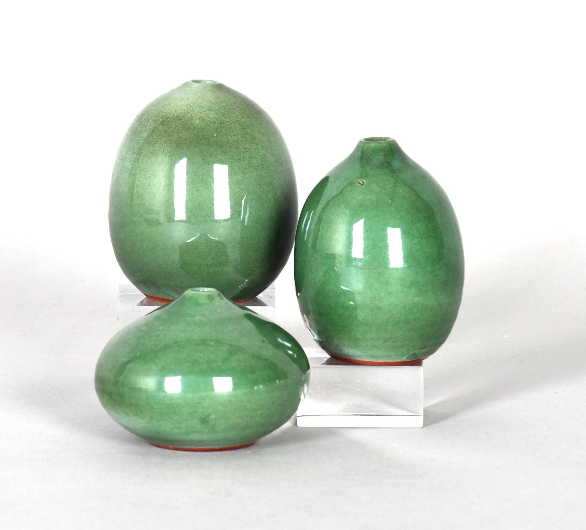 Null Antonio Lampecco

一系列三个微型绿色釉面陶土球花瓶。有图案的。