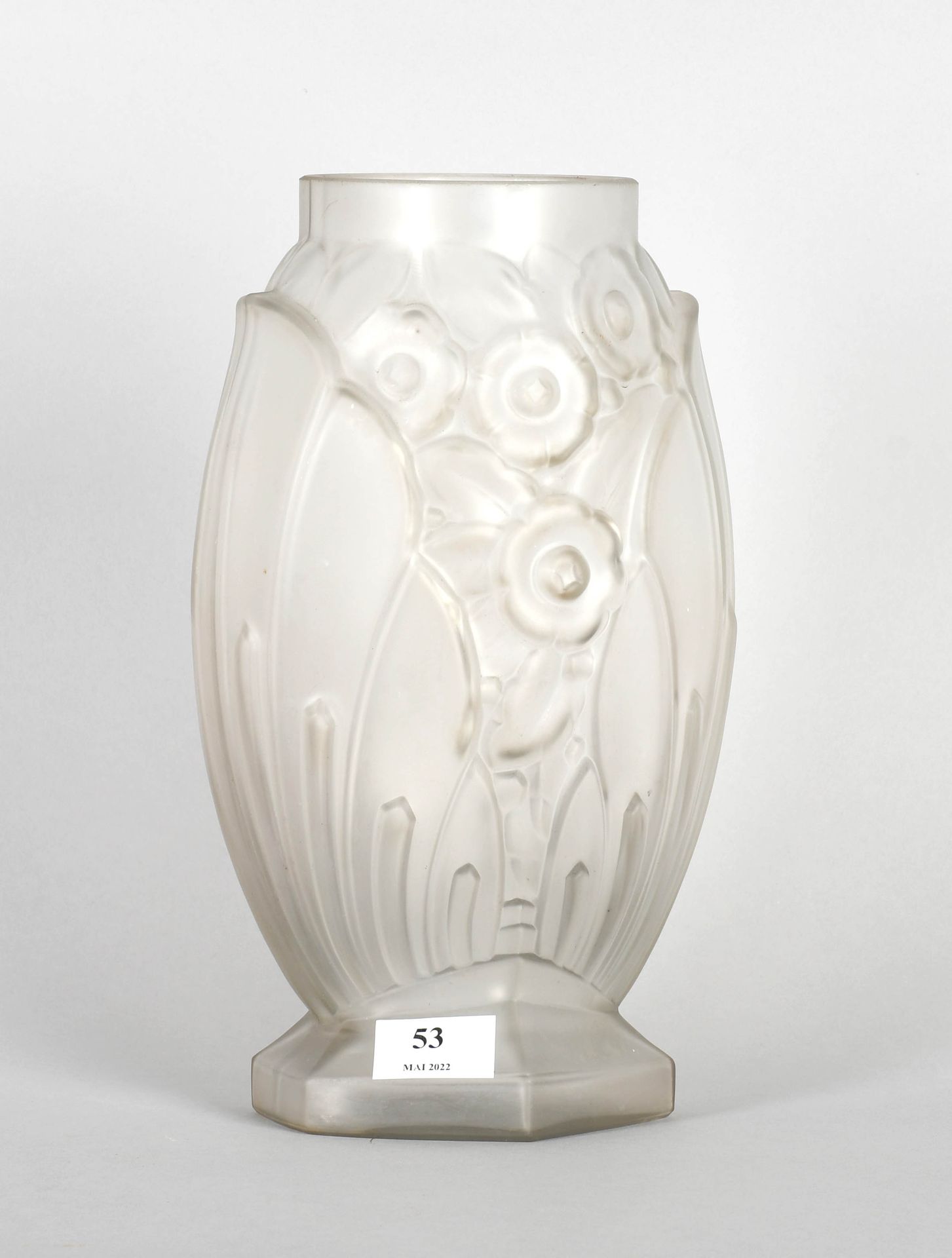 Null Muller Frères Lunéville

装饰艺术风格的玻璃花瓶，有花和叶的装饰。签名。

高度：30厘米。