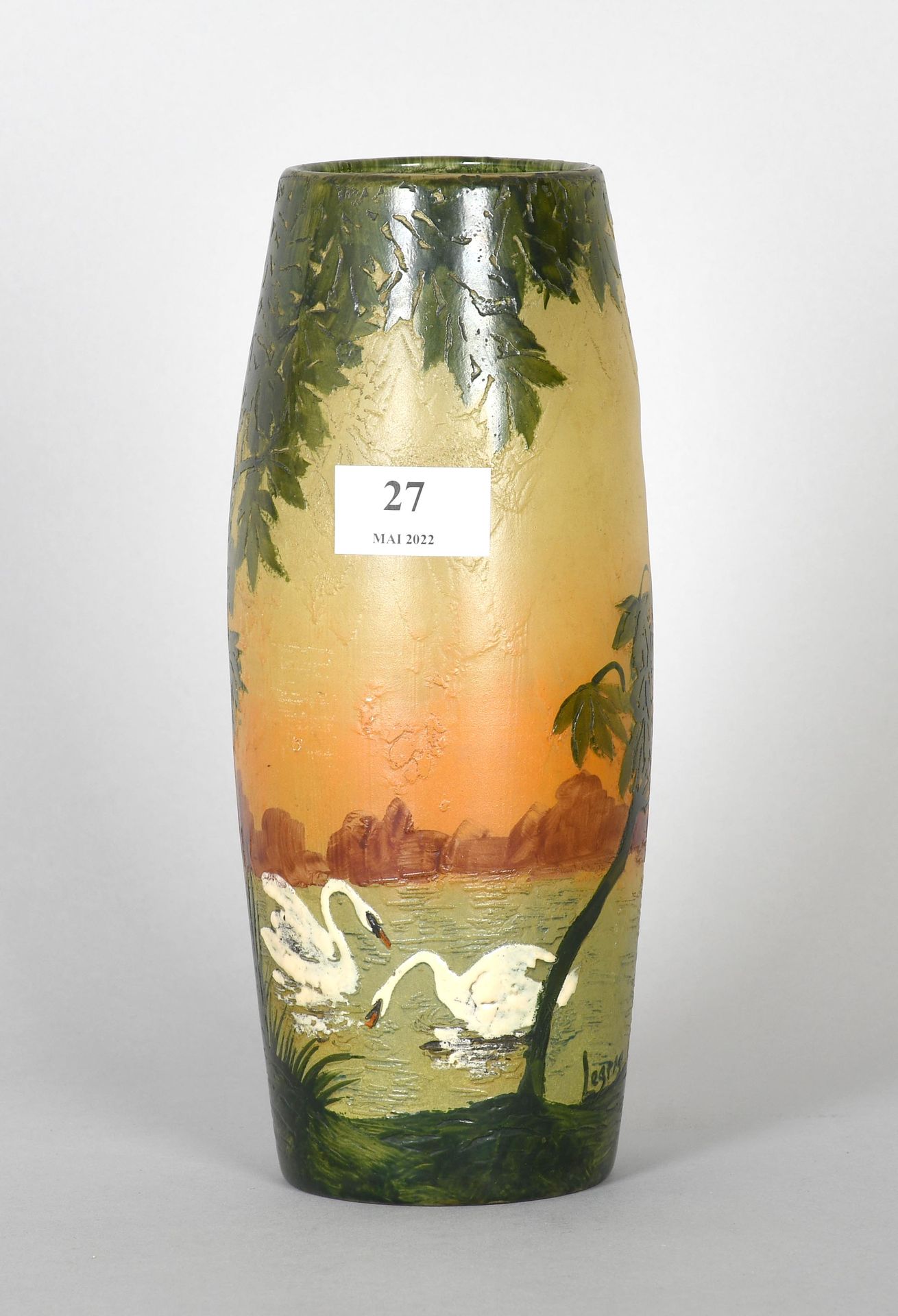 Null 腿部

一个长方形的玻璃花瓶，酸蚀和多色珐琅，有天鹅的漆器装饰。

高度：25厘米。
