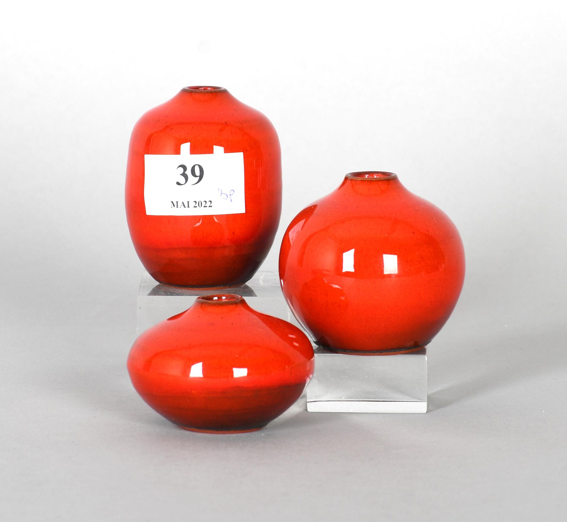 Antonio Lampecco 
Série de trois vases boules miniatures en terre cuite vernissé&hellip;