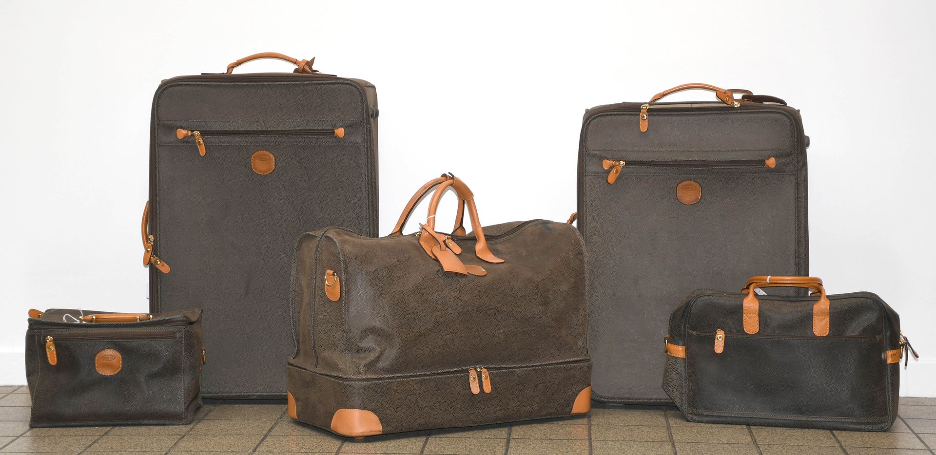 Null Bric's

旅行箱套装：两个拉杆箱，一个旅行袋，一个美容箱和一个手提包（已损坏）。