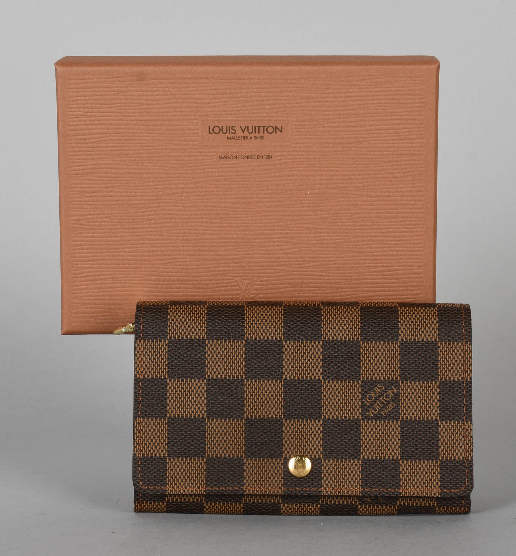 Null Louis Vuitton

Portafoglio in tela patinata a scacchiera color ebano. Nuova&hellip;