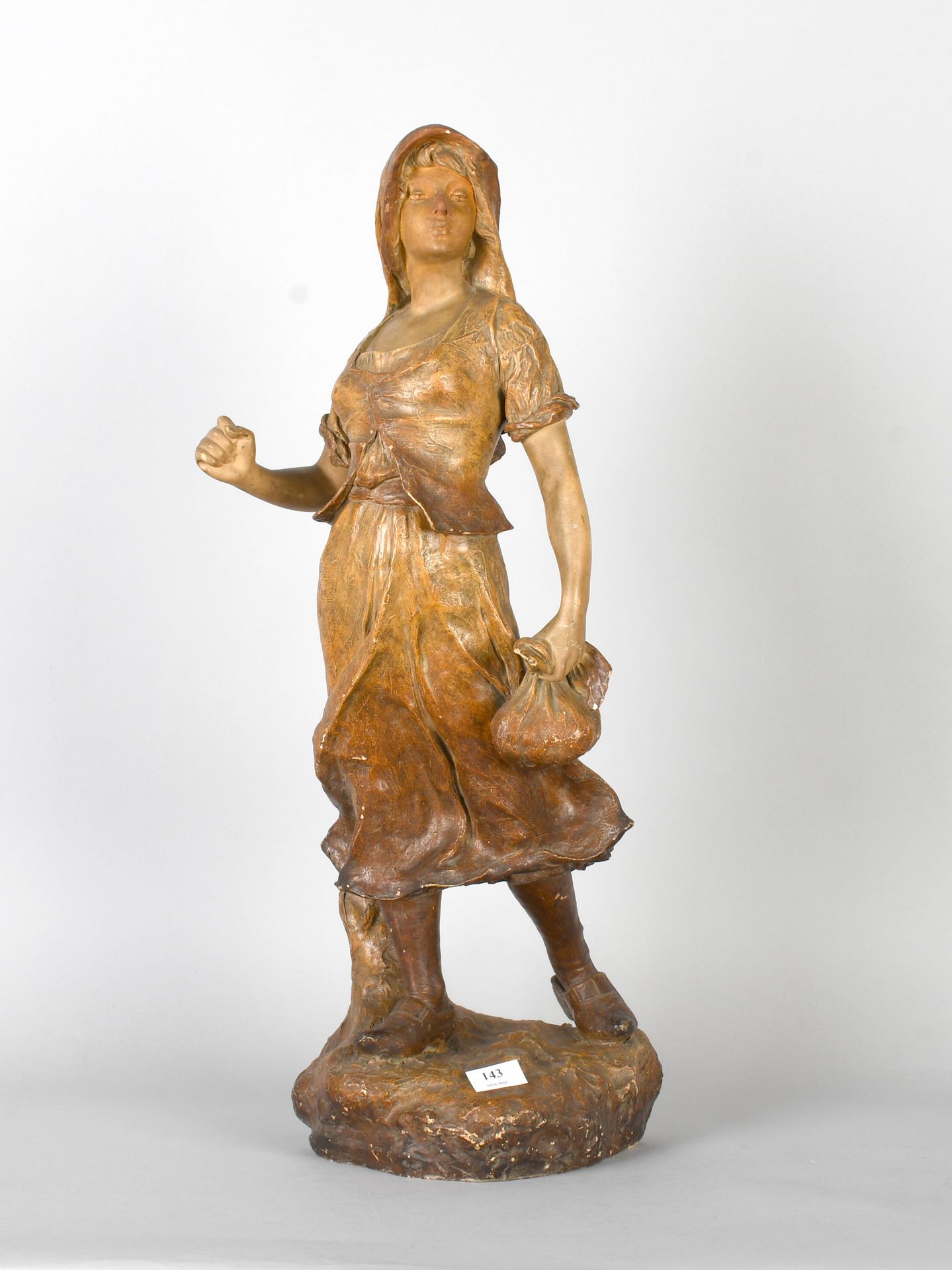 Null 马德拉西

彩绘陶器雕塑："穿木屐的农妇（不带耙子）"。签名。披肩上有小的修复痕迹。

高度：72厘米。