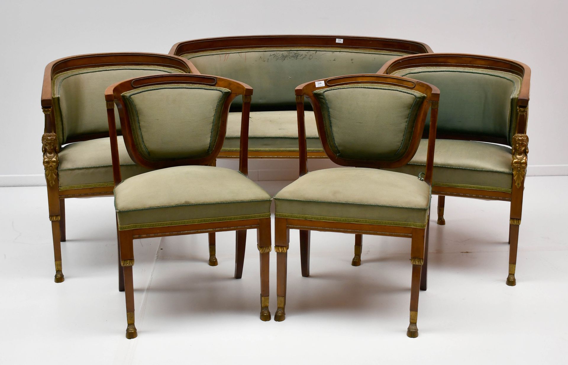 Null 胡桃木和鎏金青铜 "Retour d'Egypte "客厅套装，带狮身人面像装饰

一张篮子沙发，两张扶手椅和两把椅子。