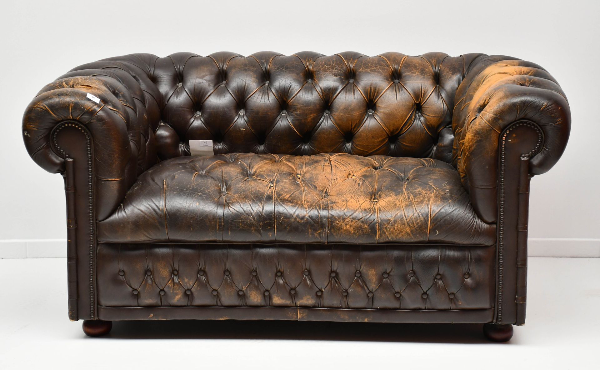 Null Canapé Chesterfield à deux places, en cuir brun - Usagé