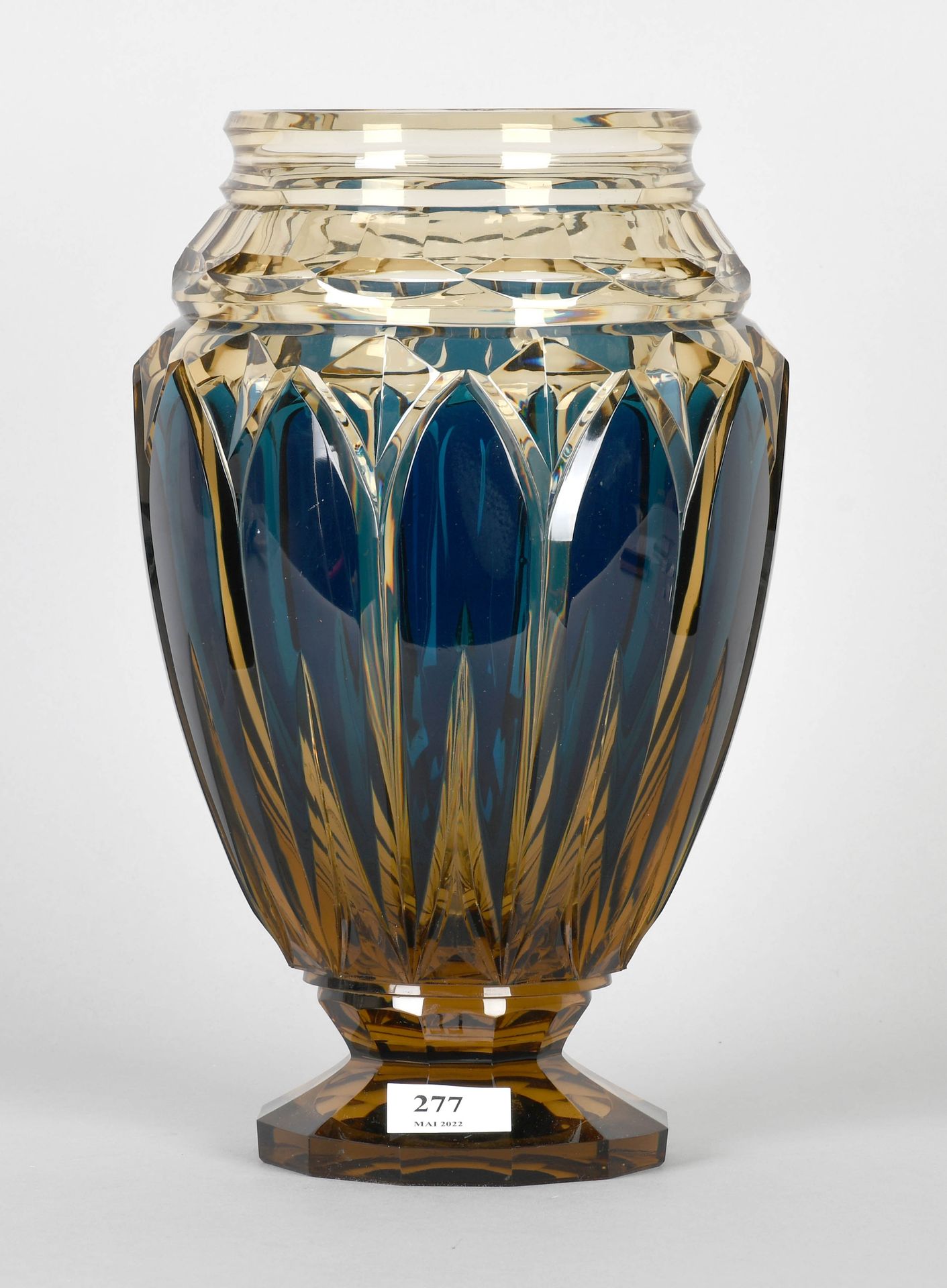 Val Saint Lambert / Joseph Simon 
Rare vase "E.L" in topaz and blue lined crysta&hellip;