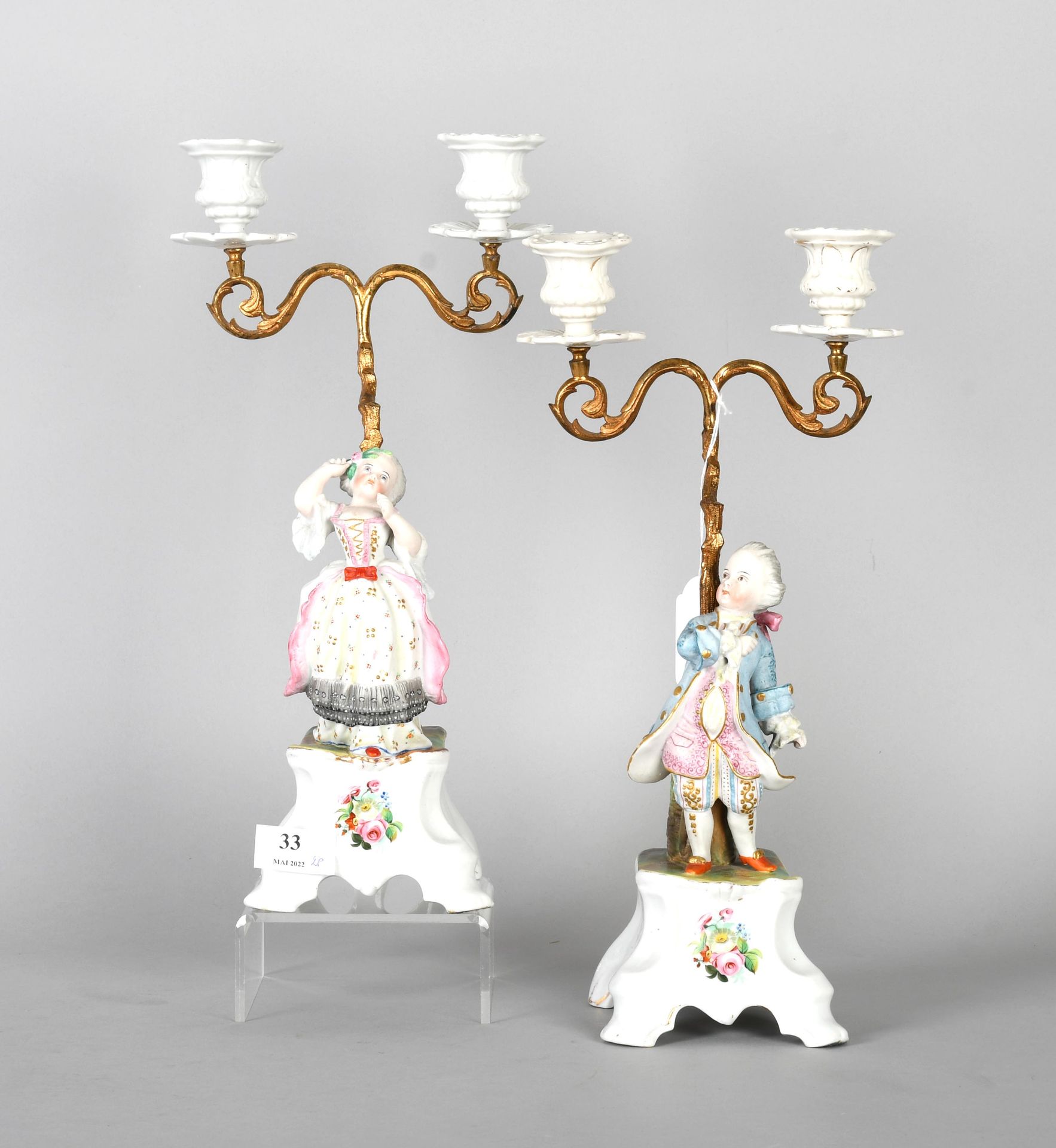 Null 安登，19世纪

一对双臂烛台，由多色饼干和黄铜制成："Couple galant"。

高度：36厘米。
