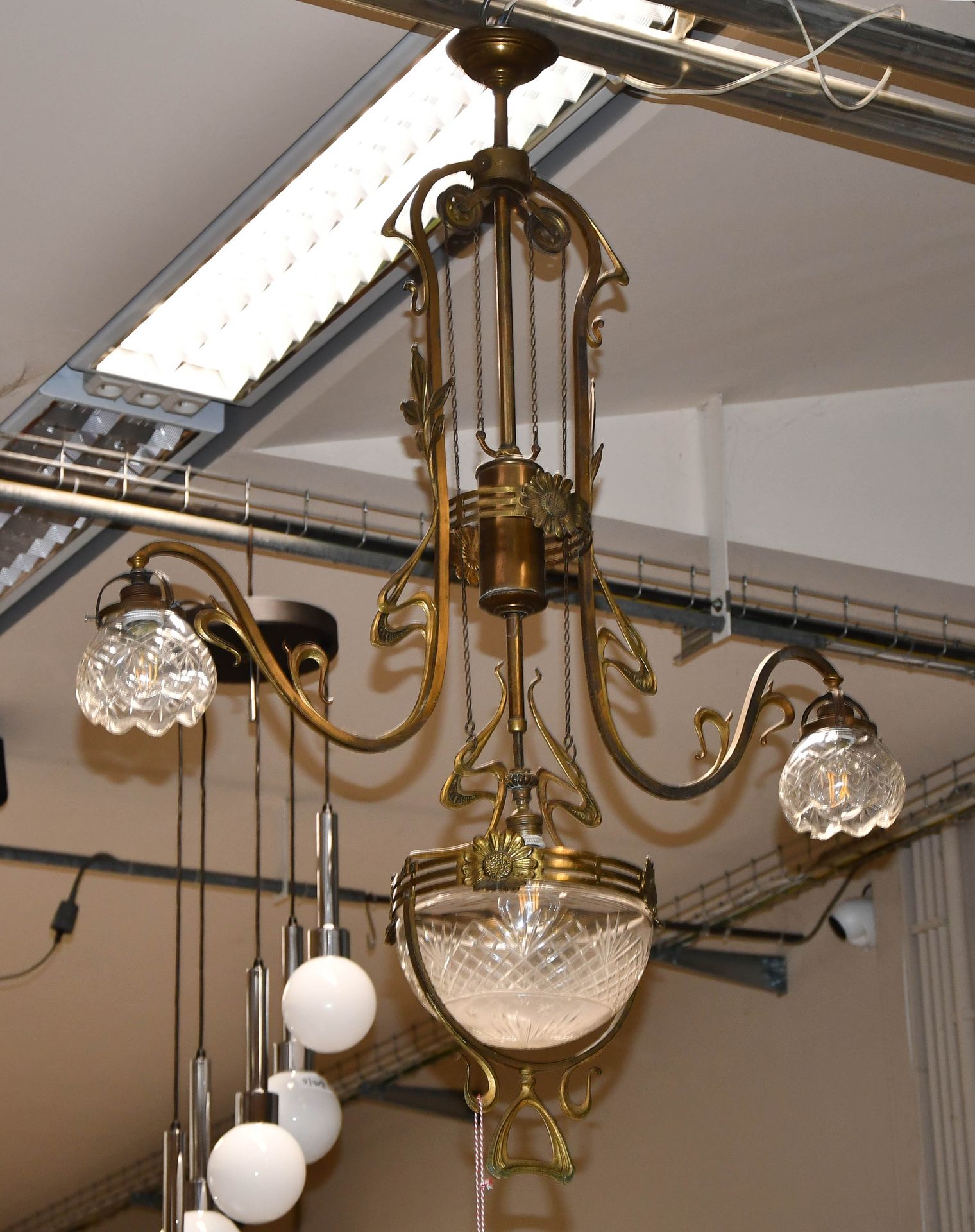 Null Lámpara Art Nouveau con cúpula y dos tulipas de cristal tallado - El marco &hellip;