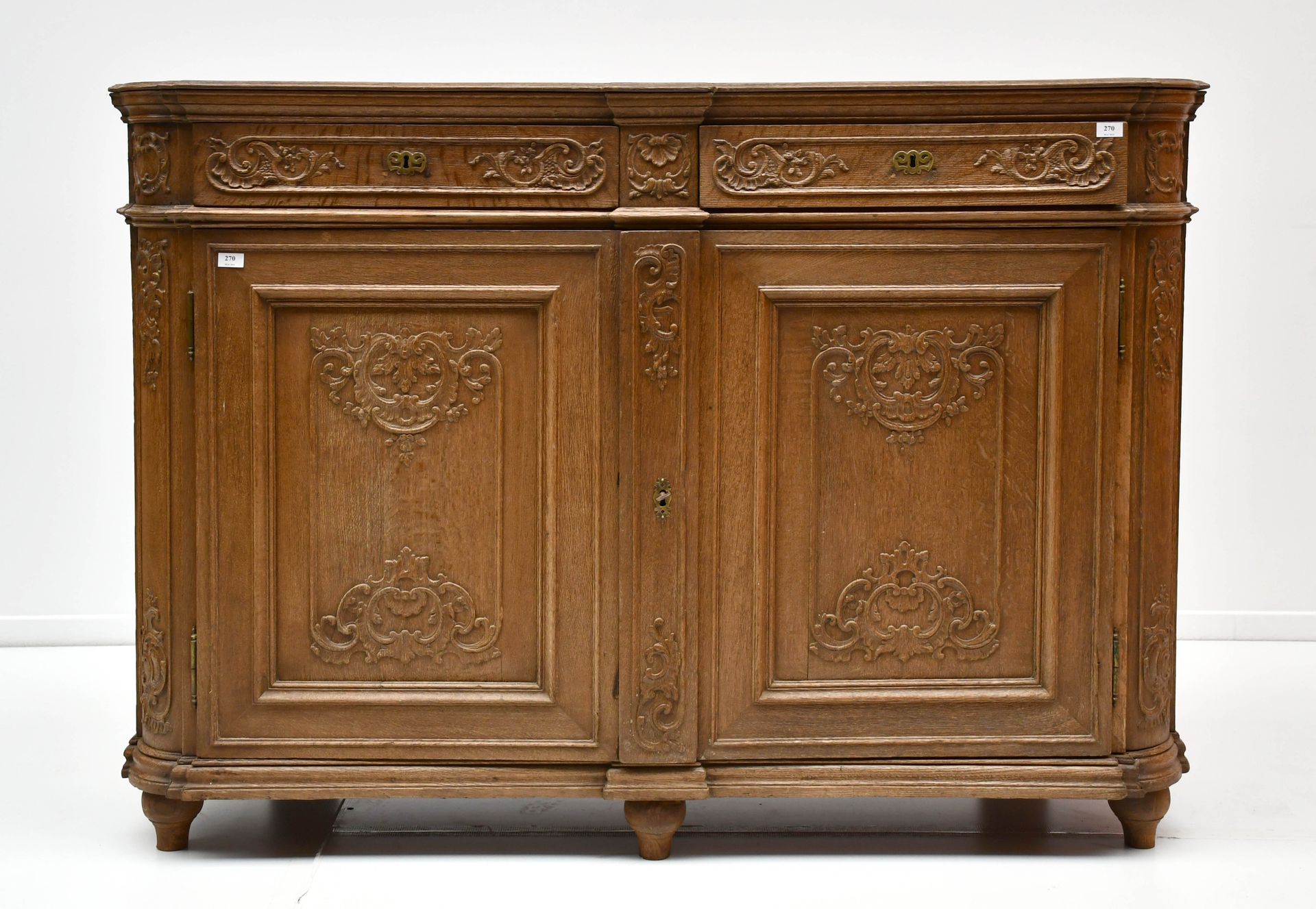 Null Credenza in rovere finemente intagliata, apribile a due ante e due cassetti&hellip;