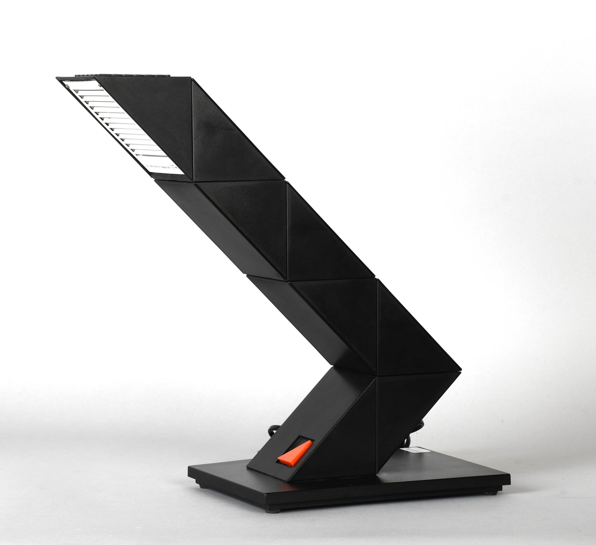 Null Massive - Elite

Lámpara de escritorio "Zigzag".

Altura: 38 cm.