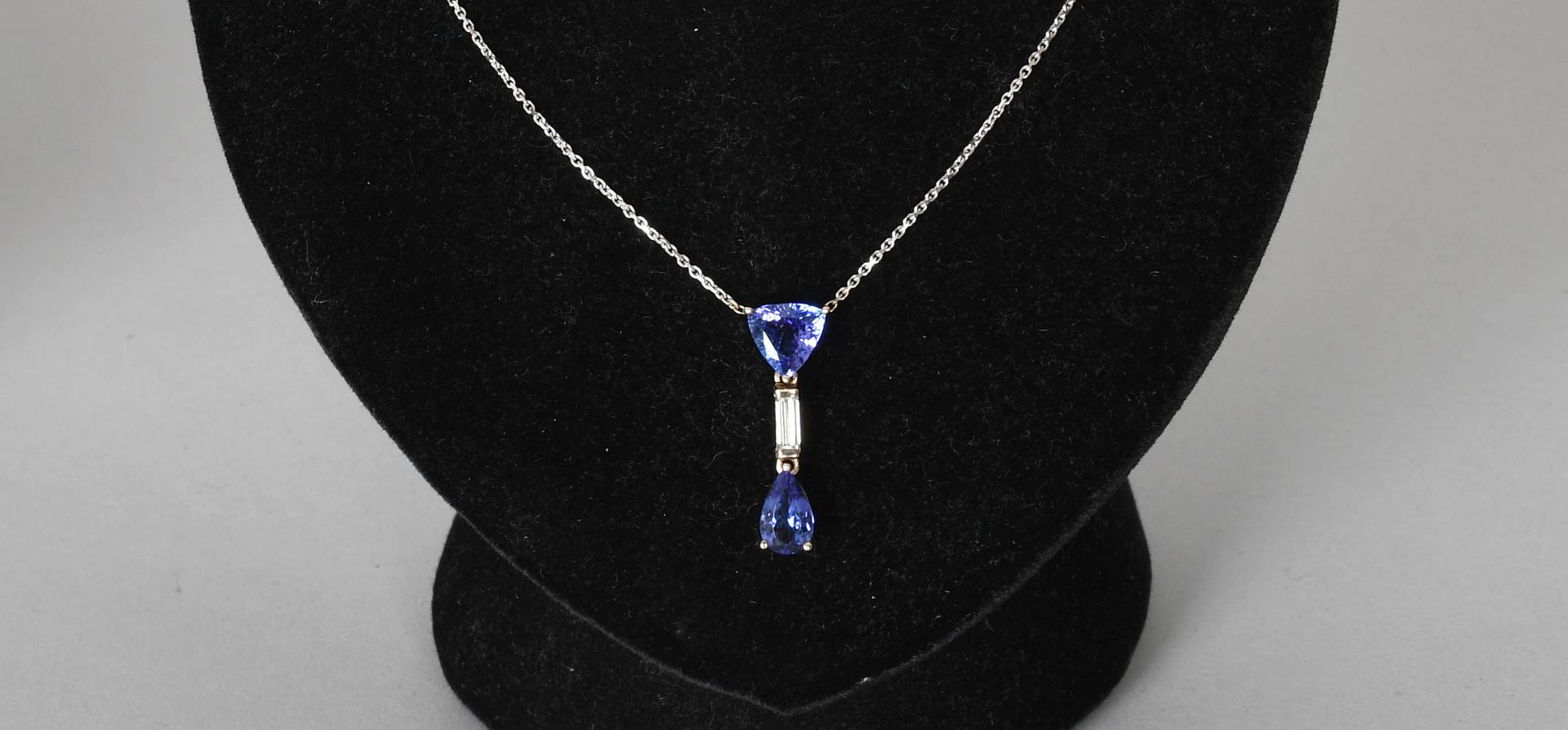 Null Jewel

Necklace in white gold eighteen carats set with two tanzanites for a&hellip;