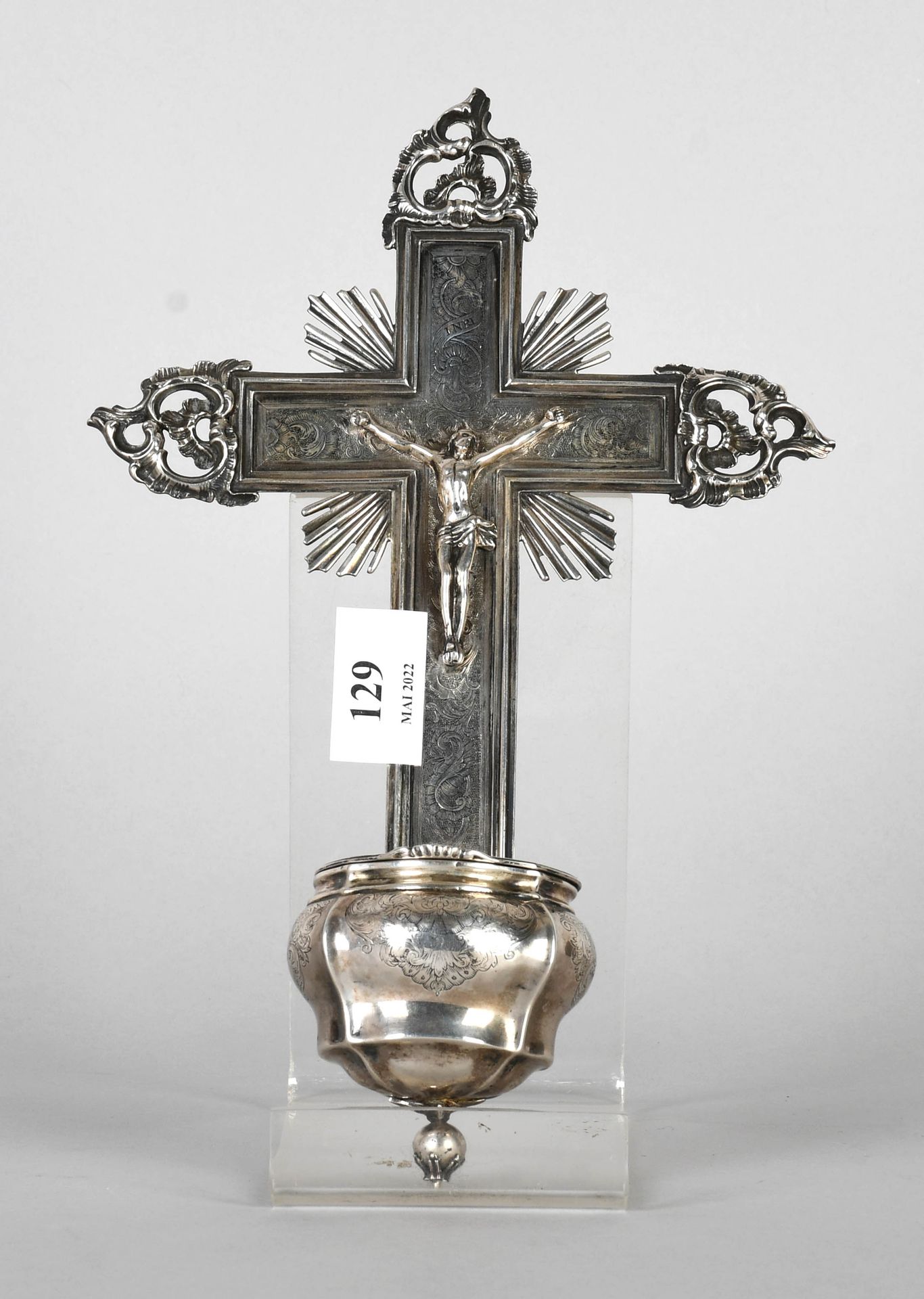 Null 布鲁塞尔，18世纪，摄政时期

悬空的錾花银瓶。

高度：28厘米。