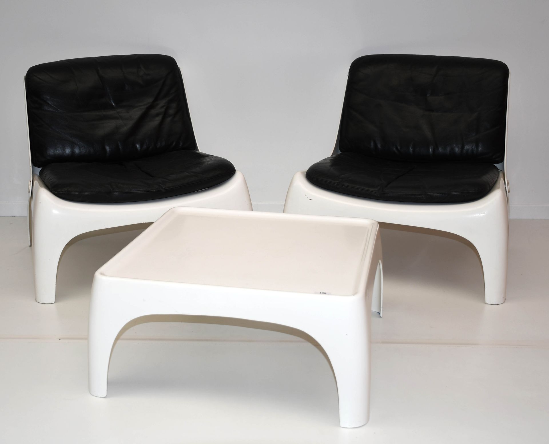 Null 一对复古扶手椅和咖啡桌 - 黑色皮革移动坐垫