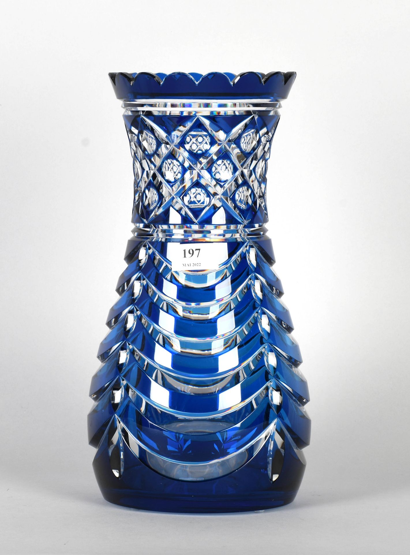 Val Saint Lambert / Joseph Simon 
Vase en cristal doublé et taillé bleu. 
Hauteu&hellip;