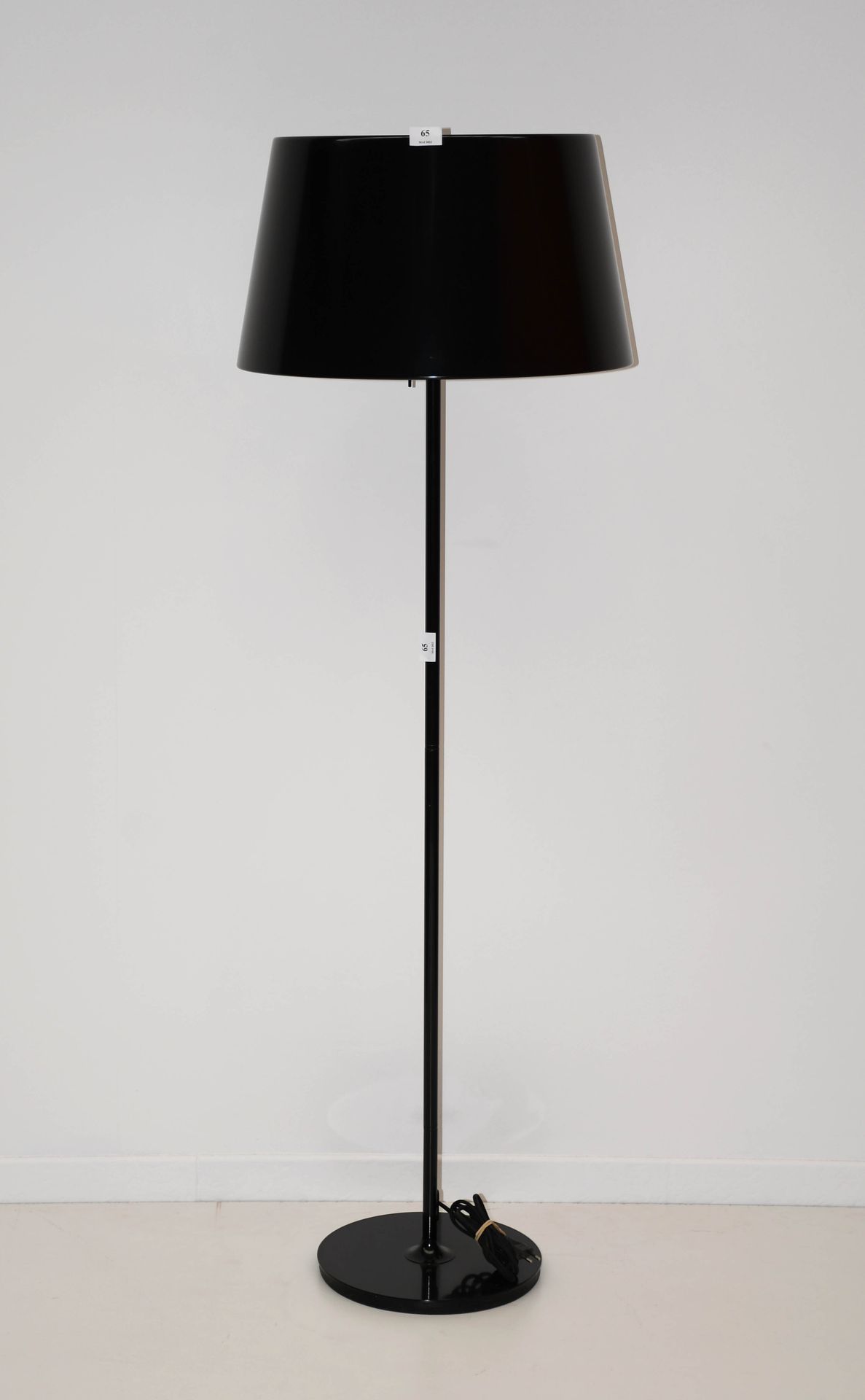 Null Vintage-Stehlampe aus schwarz lackiertem Metall
