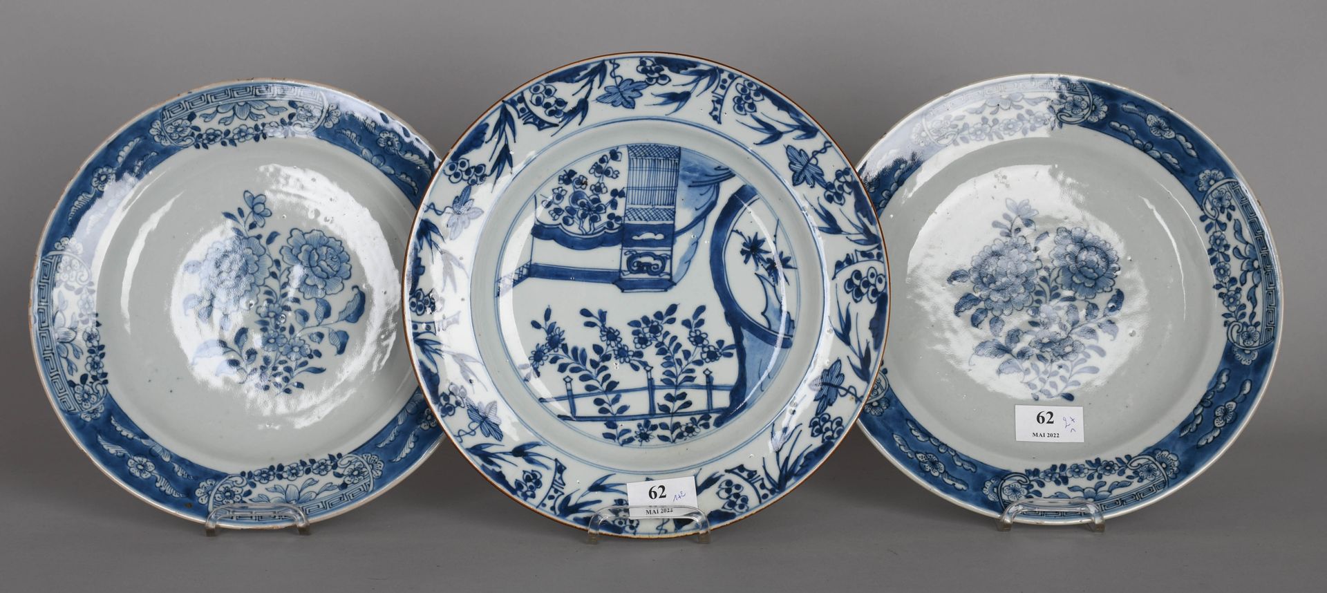 Null 中国，18世纪

一对白蓝花瓷圆盘和一个花台盘。

直径：26.5厘米和27厘米。