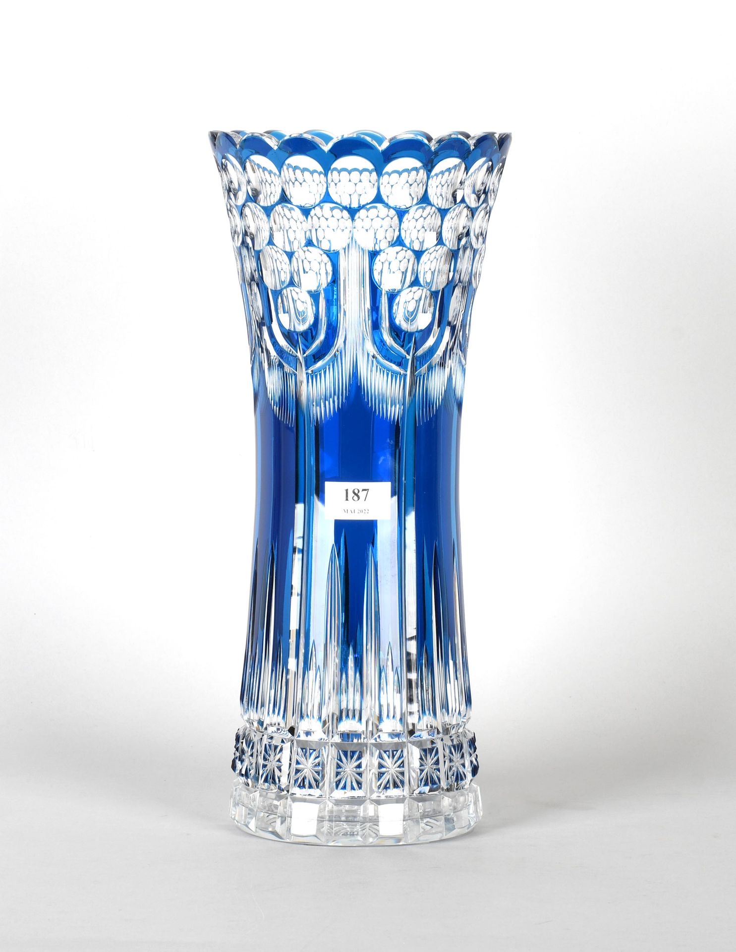 Val Saint Lambert / Joseph Simon 
Vase en cristal doublé et taillé bleu à décor &hellip;