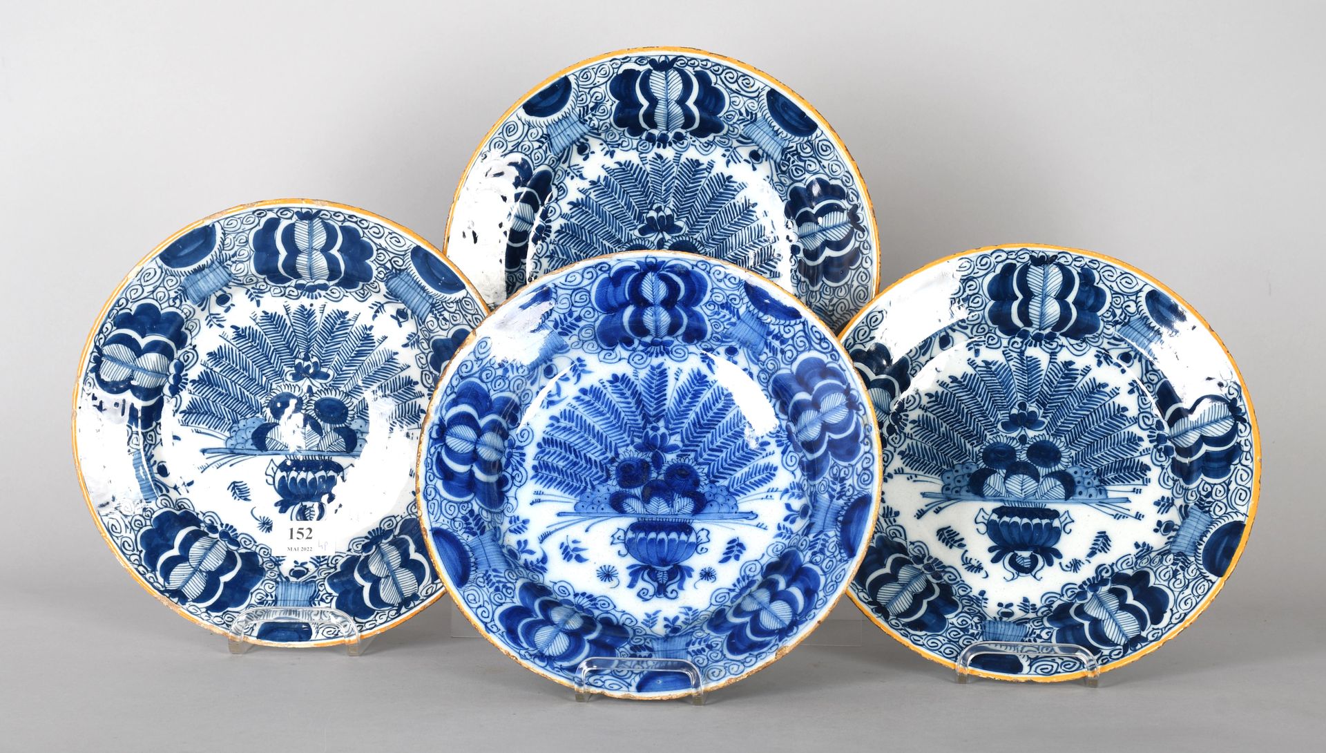 Null 代尔夫特，18世纪

一套四个白色和蓝色的圆形陶器，带有孔雀装饰。

直径：27厘米。