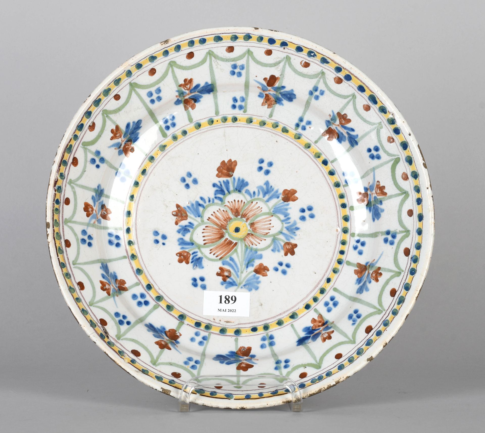 Null 布鲁塞尔，18世纪末

多色花纹陶器圆盘。

直径：31.5厘米。