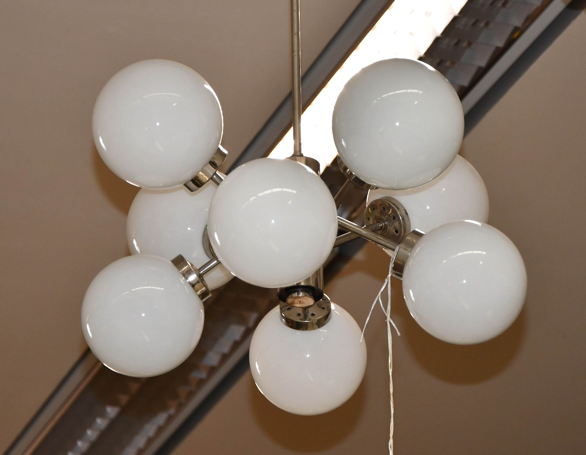 Null Suspension vintage “Sputnik” à huit boules en verre teinté blanc - La montu&hellip;
