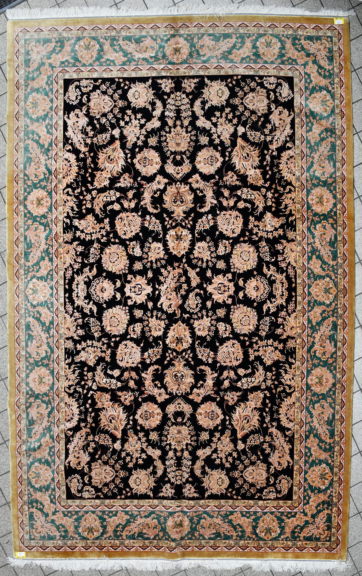 Null 地毯

东方古姆特级丝毯，半机械化。

尺寸：297厘米×199厘米。