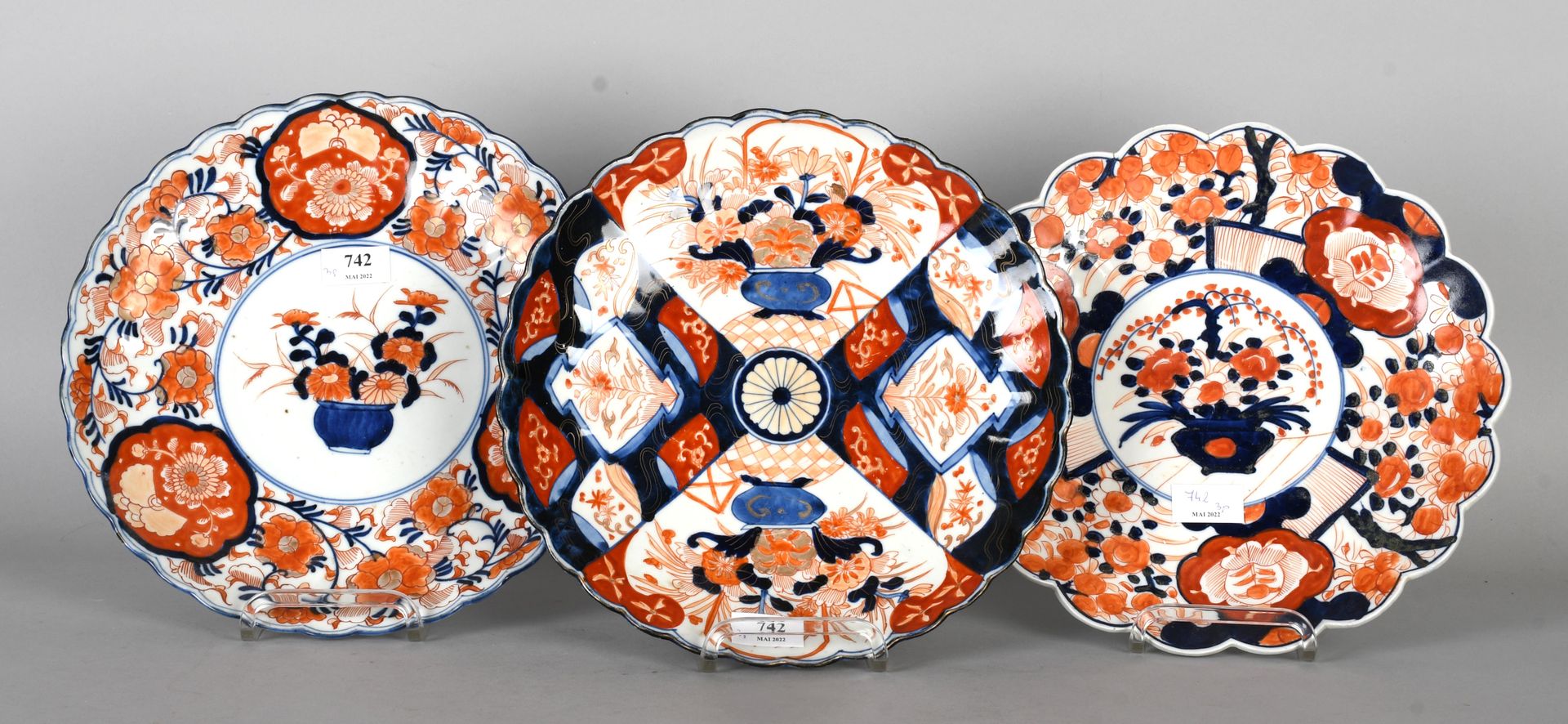 Null Japon, Imari

Lot de trois plats ronds lobés en porcelaine polychrome et or&hellip;