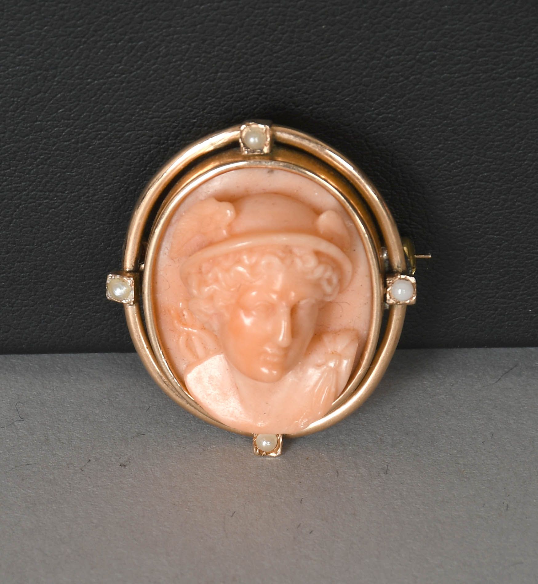 Null 珠宝首饰

18K黄金胸针，粉红珊瑚浮雕，印有Hermès的肖像，并镶有四颗精美的珍珠。