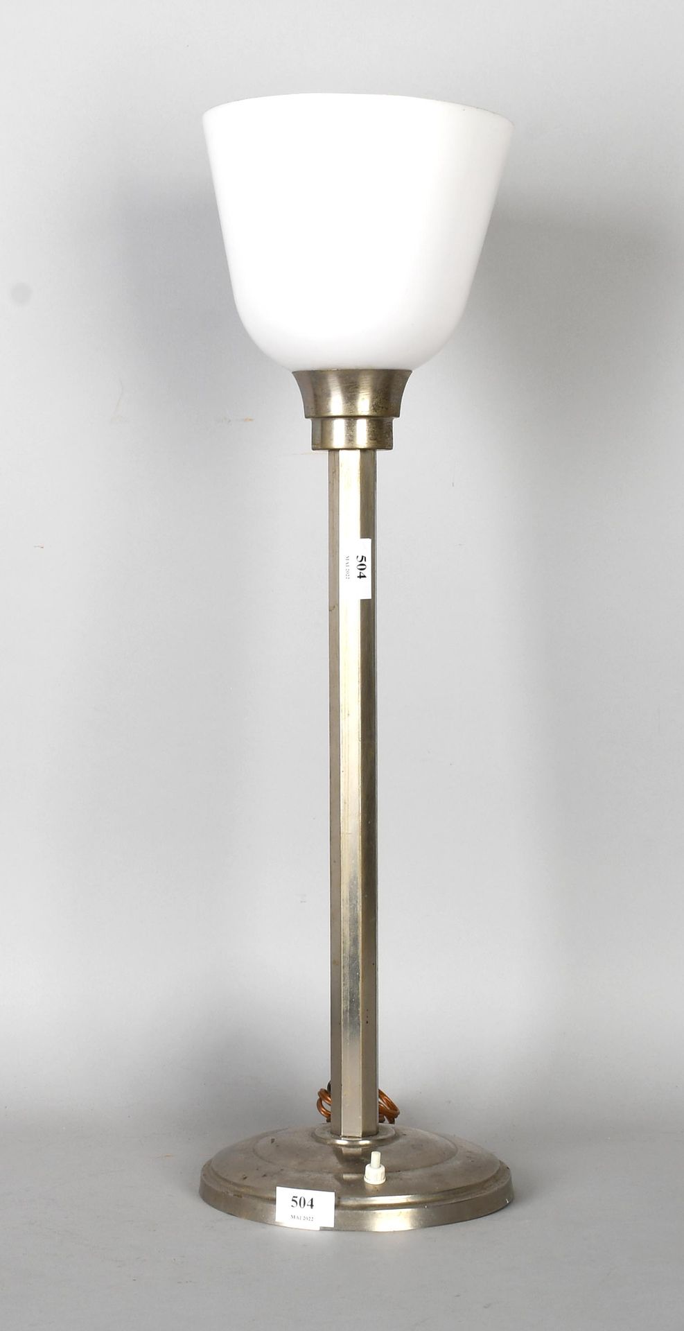 Null 鄂普

镀铬金属的装饰艺术灯，有一个桶。玻璃灯罩。

高度：70厘米。