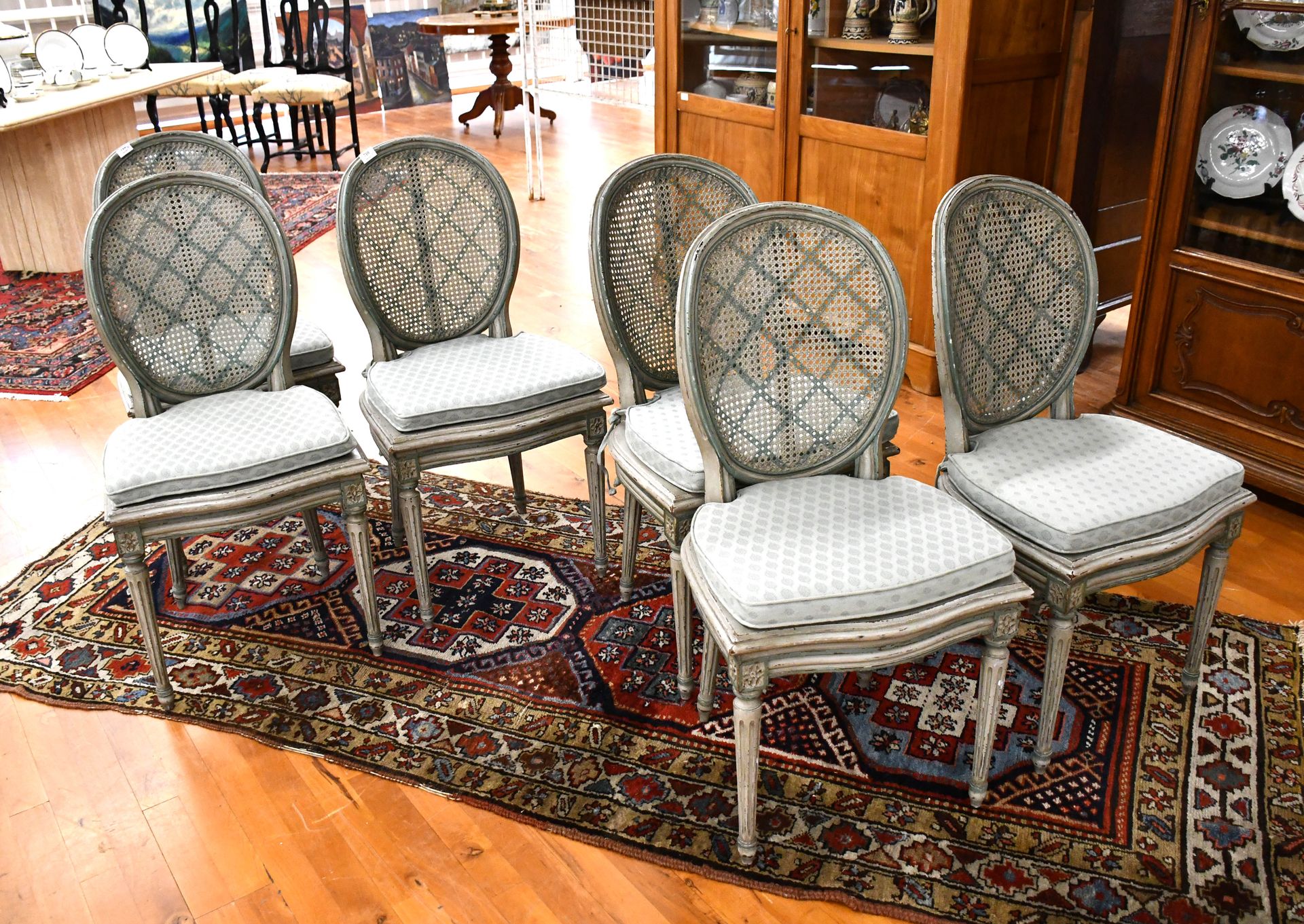 Null Série de six chaises rechampies de style Louis XVI à dossier médaillon et a&hellip;