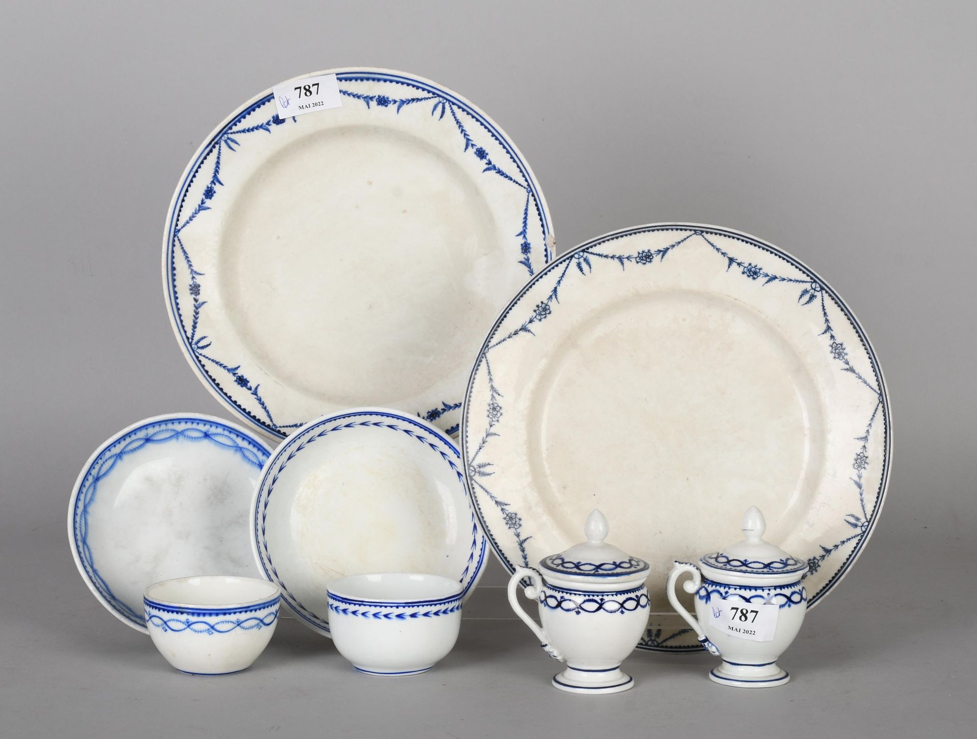 Null Tournai

Various lot of soft paste porcelain with various decorations. An a&hellip;