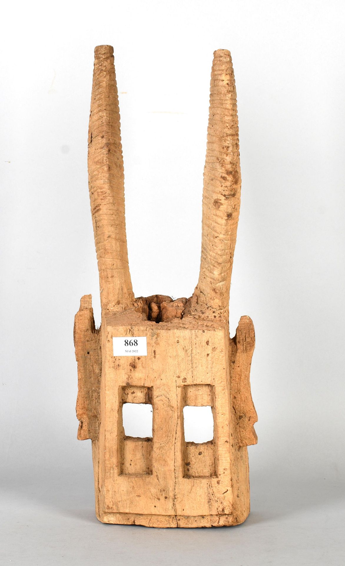 Null Masque africain “Dogon” en bois sculpté

Hauteur : 55 cm.