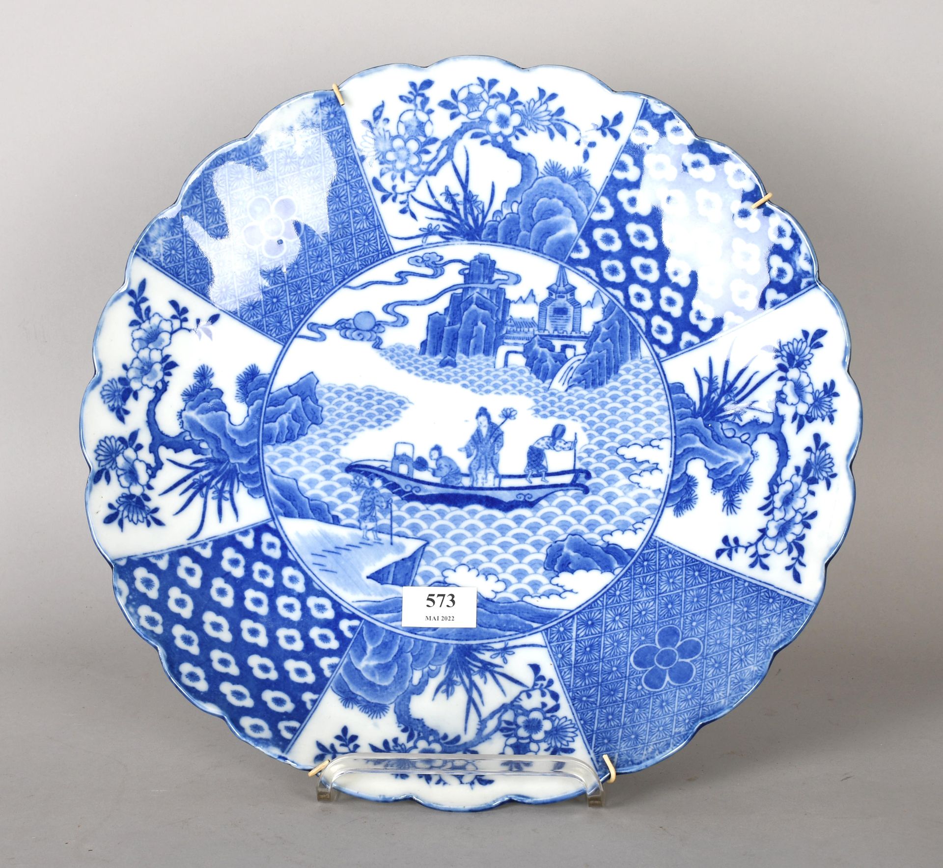 Null Japan

Runde Schale aus weißem und blauem Porzellan mit gelapptem Rand.

Du&hellip;