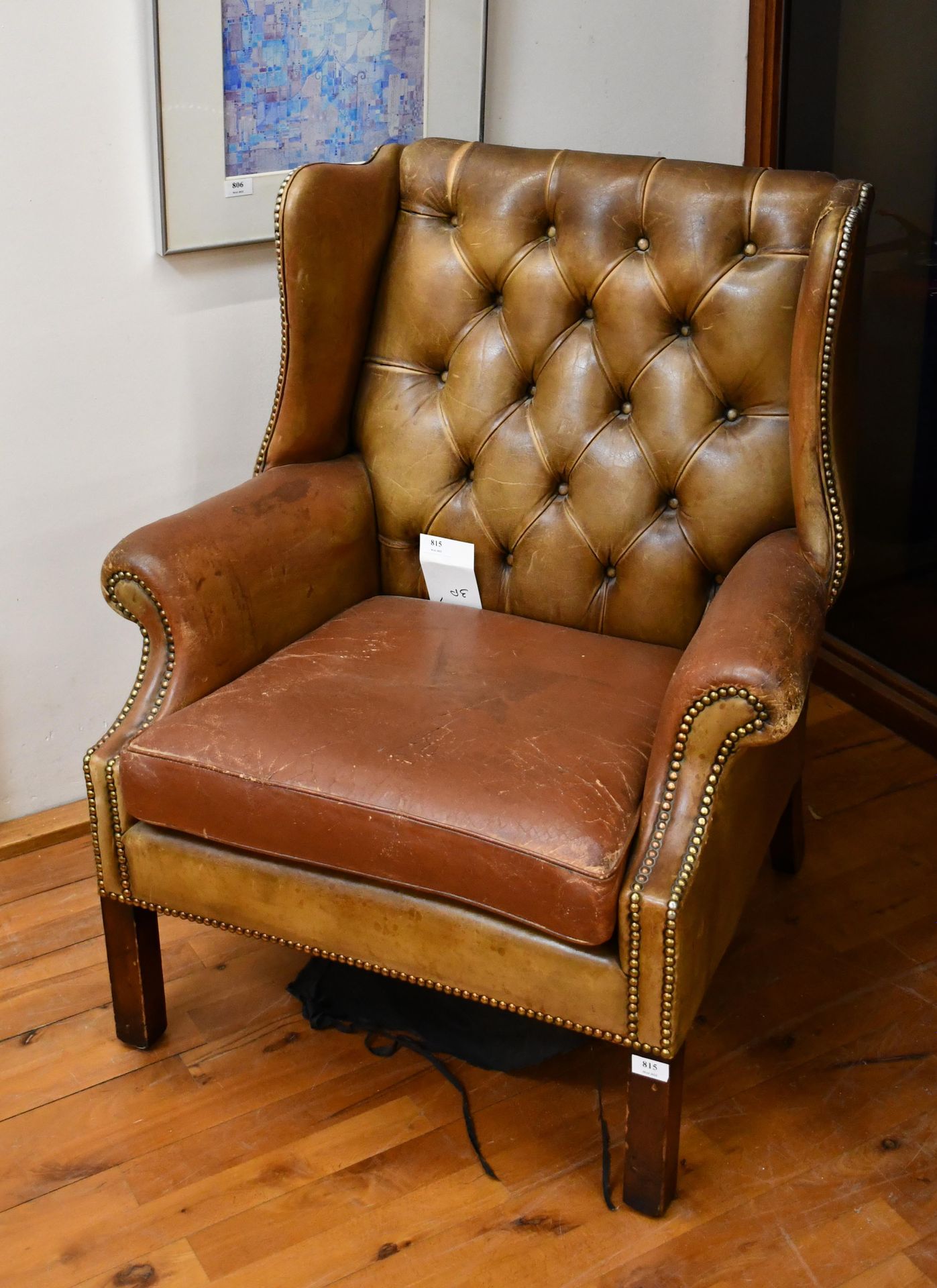 Null Upholstered leather shepherd's chair with ears - Accident