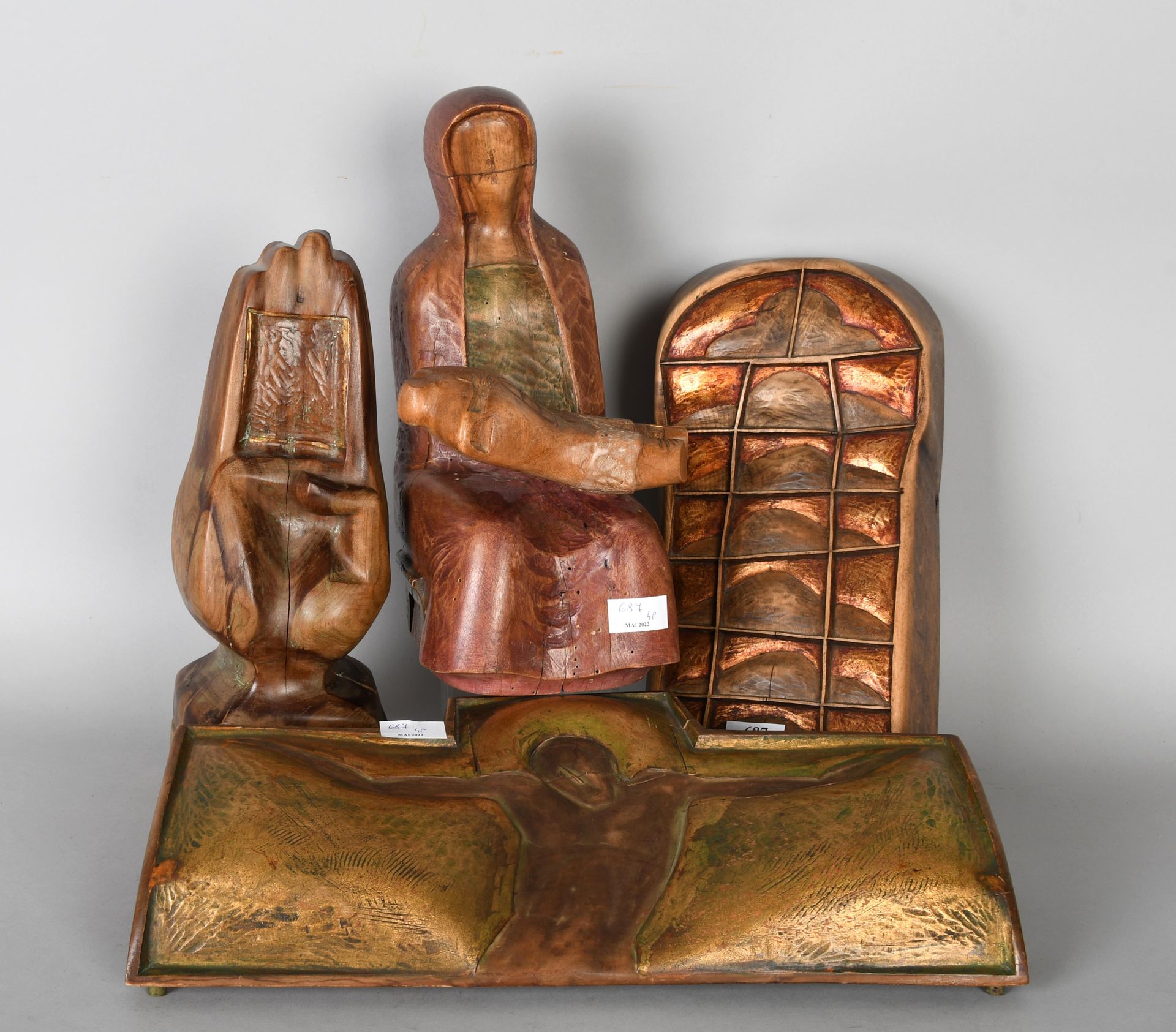 Null Simion Cristea

Conjunto de cuatro esculturas en madera y reflejos dorados.