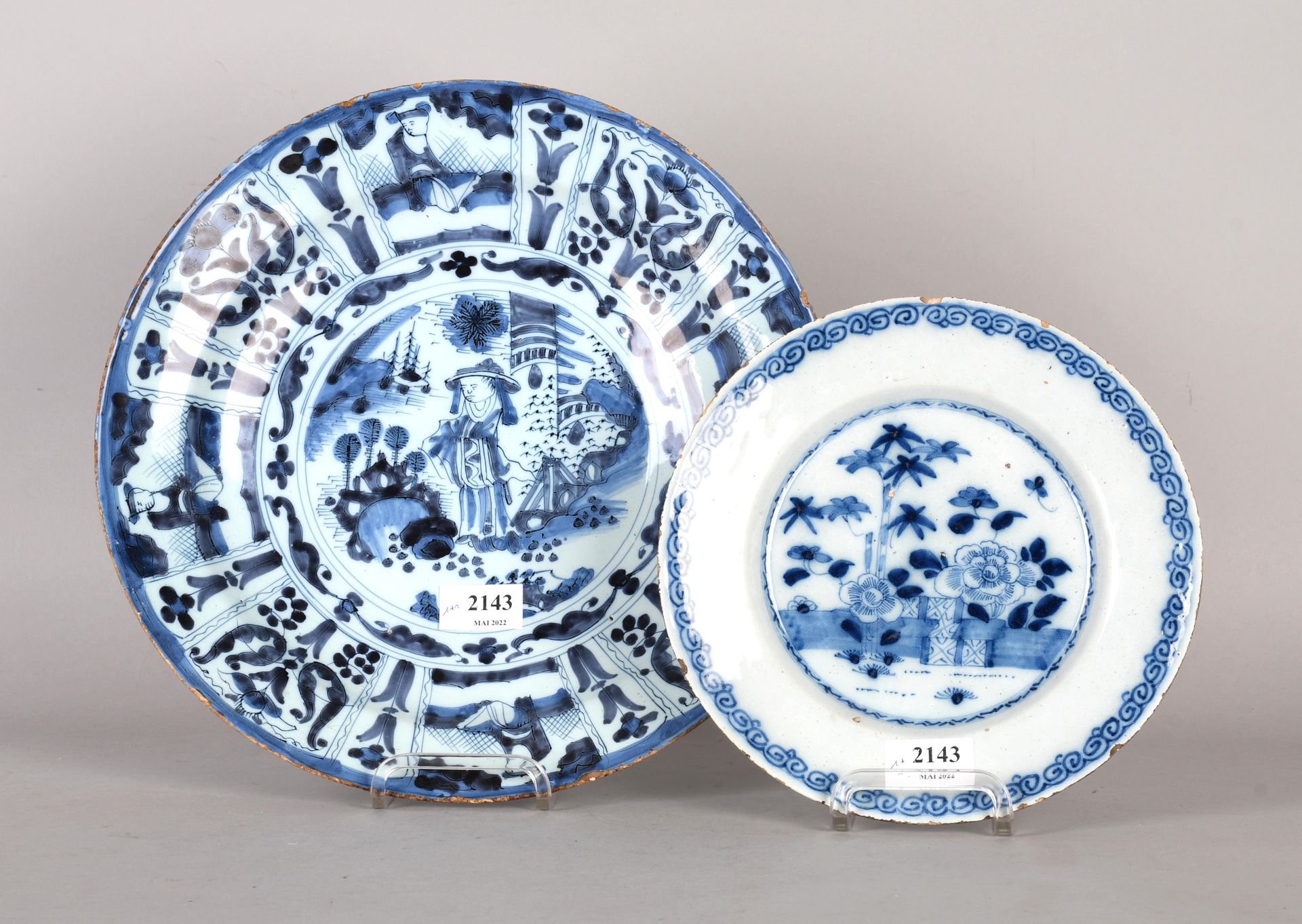 Null 代尔夫特，18世纪

一个圆盘和一个盘子，白色和蓝色的日本陶器。