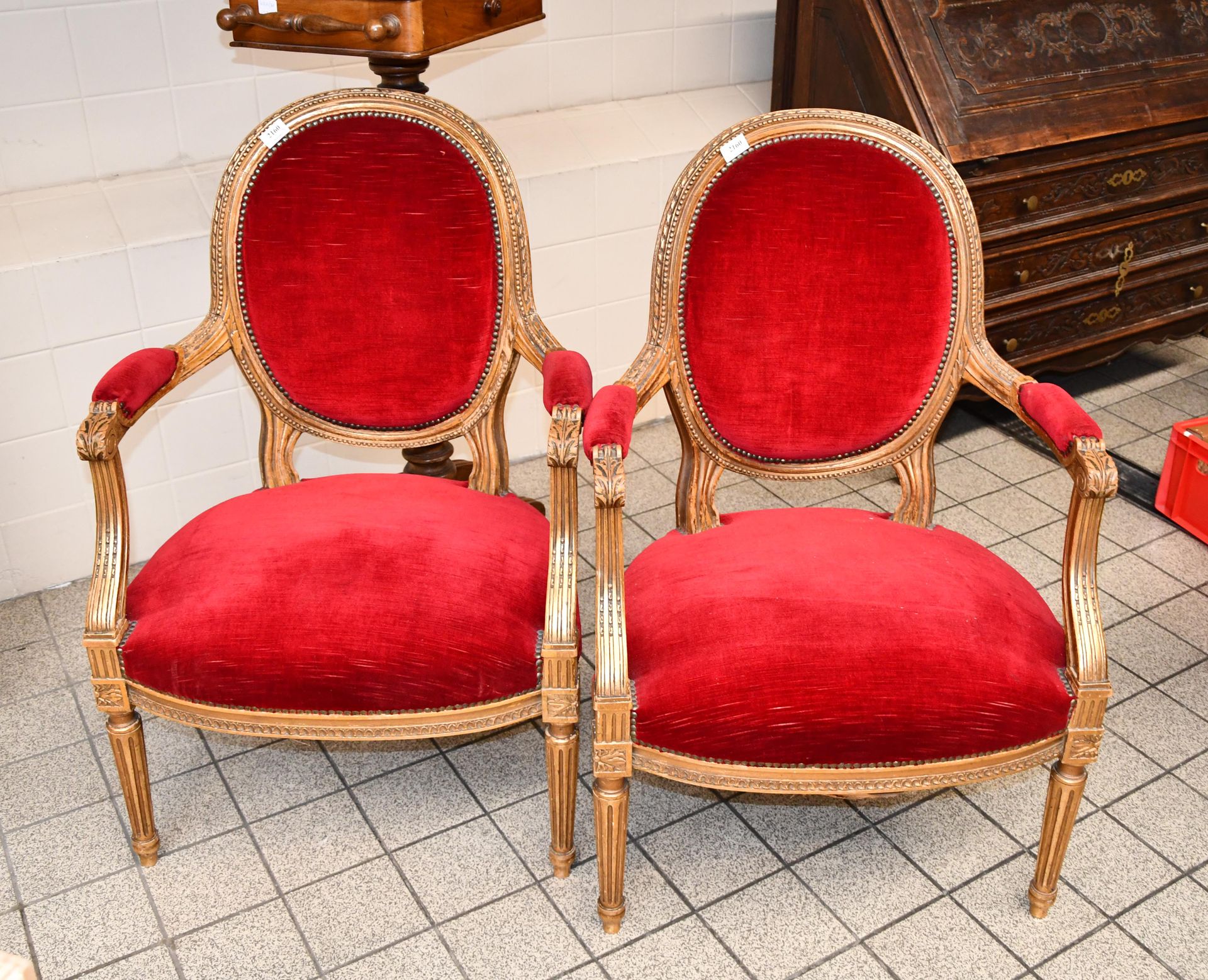 Paire de fauteuils cabriolets dorés de style Louis XVI