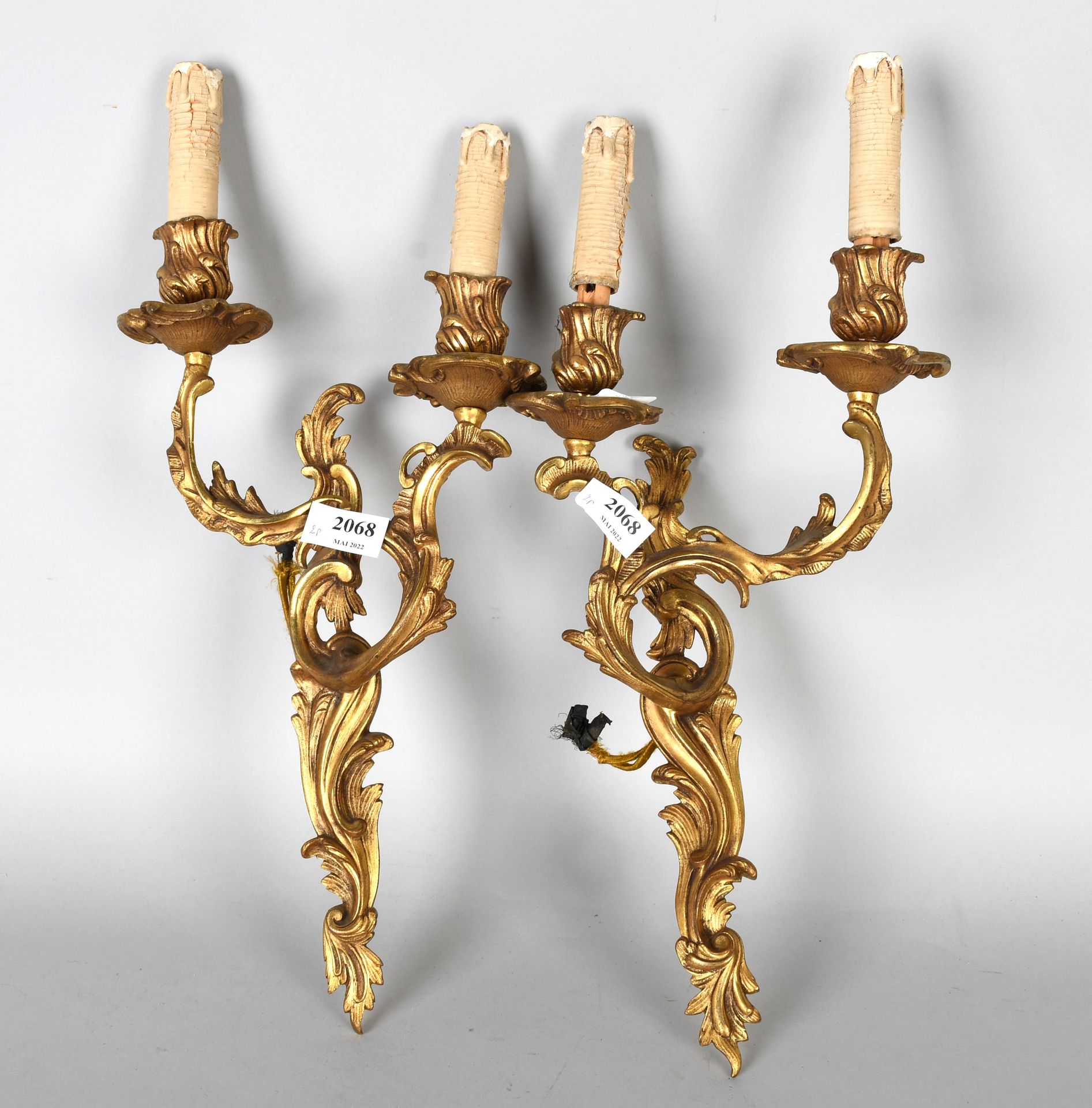 Null Un par de apliques de bronce de estilo Luis XV con dos brazos