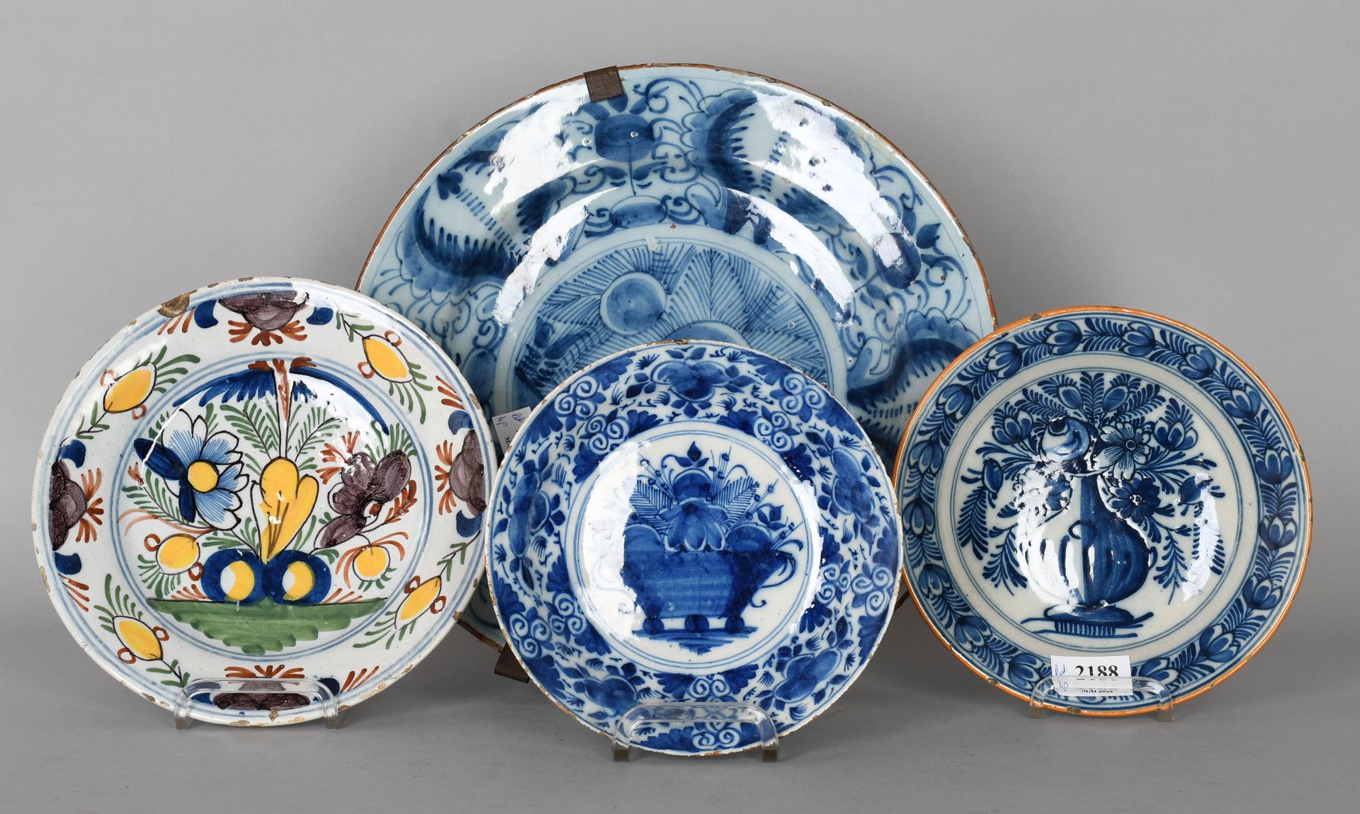 Null Delft, siglo XVIII

Un plato redondo de loza blanca y azul, y tres platos, &hellip;
