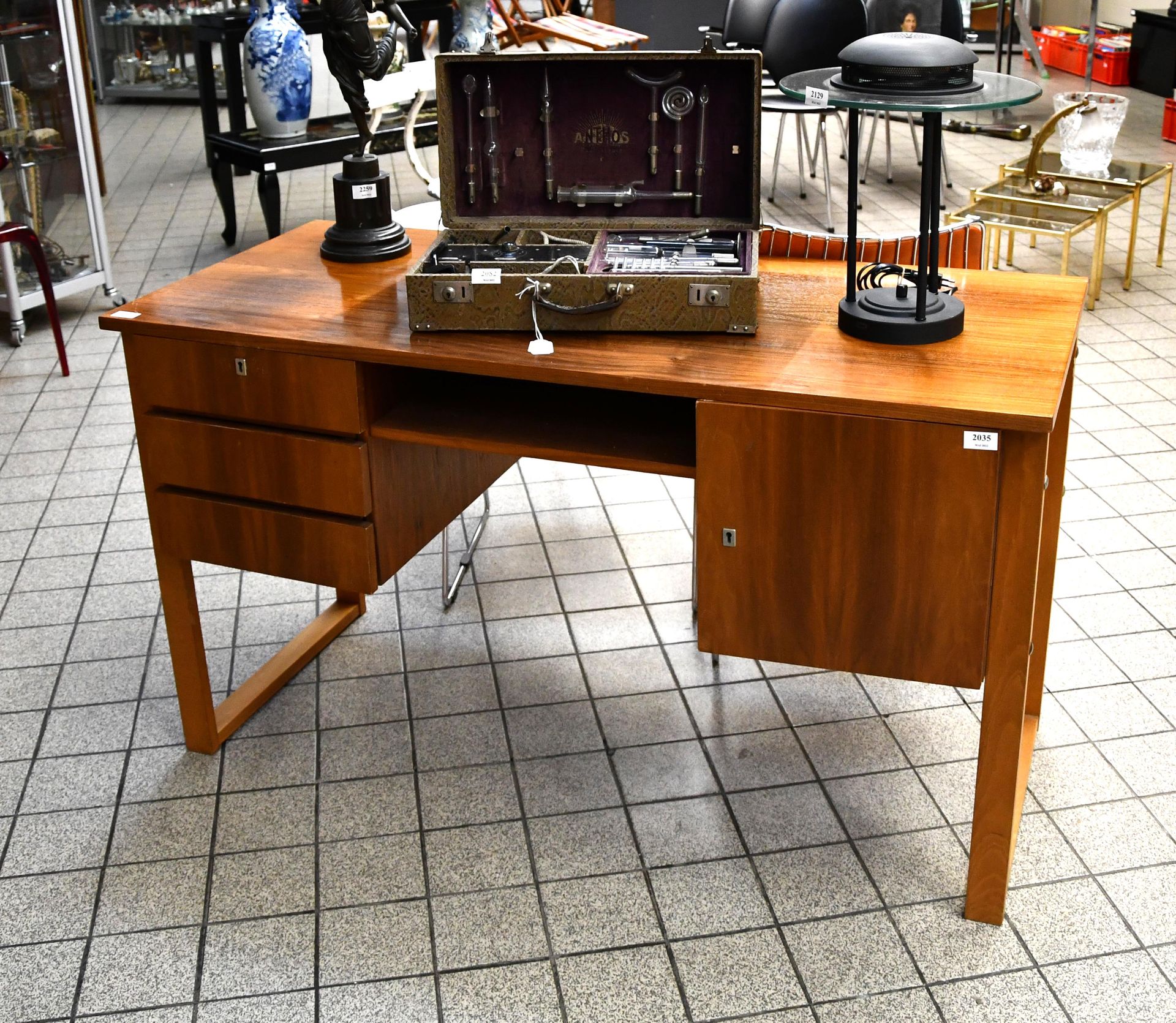 Null Vintage-Schreibtisch aus Teakholz mit zwei Korpussen.

Länge: 130 cm.