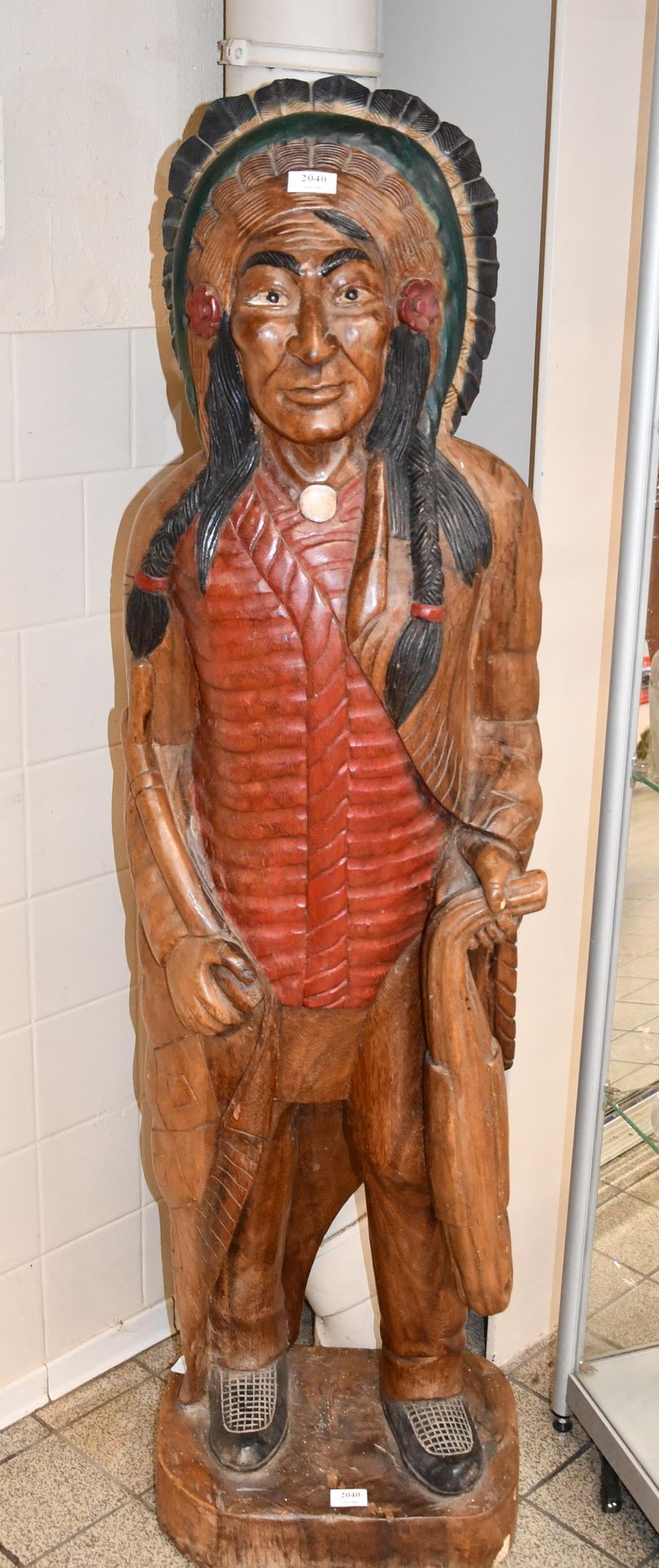 Null 多色和天然木材雕塑："印第安人"，站立式 - 在 "Affaire conclue "展览上获得。

身高：151厘米。