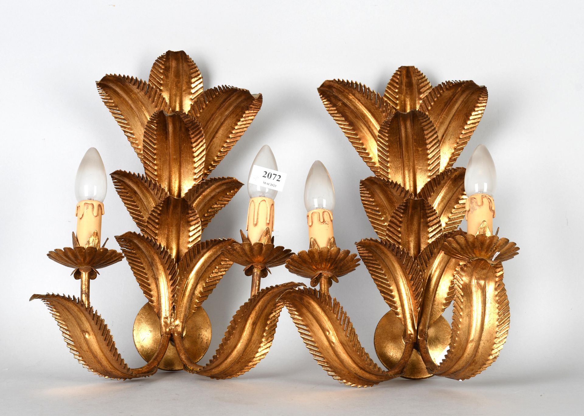 Null Pair of vintage sconces with two arms "Hollywood Regency", in gilded sheet &hellip;