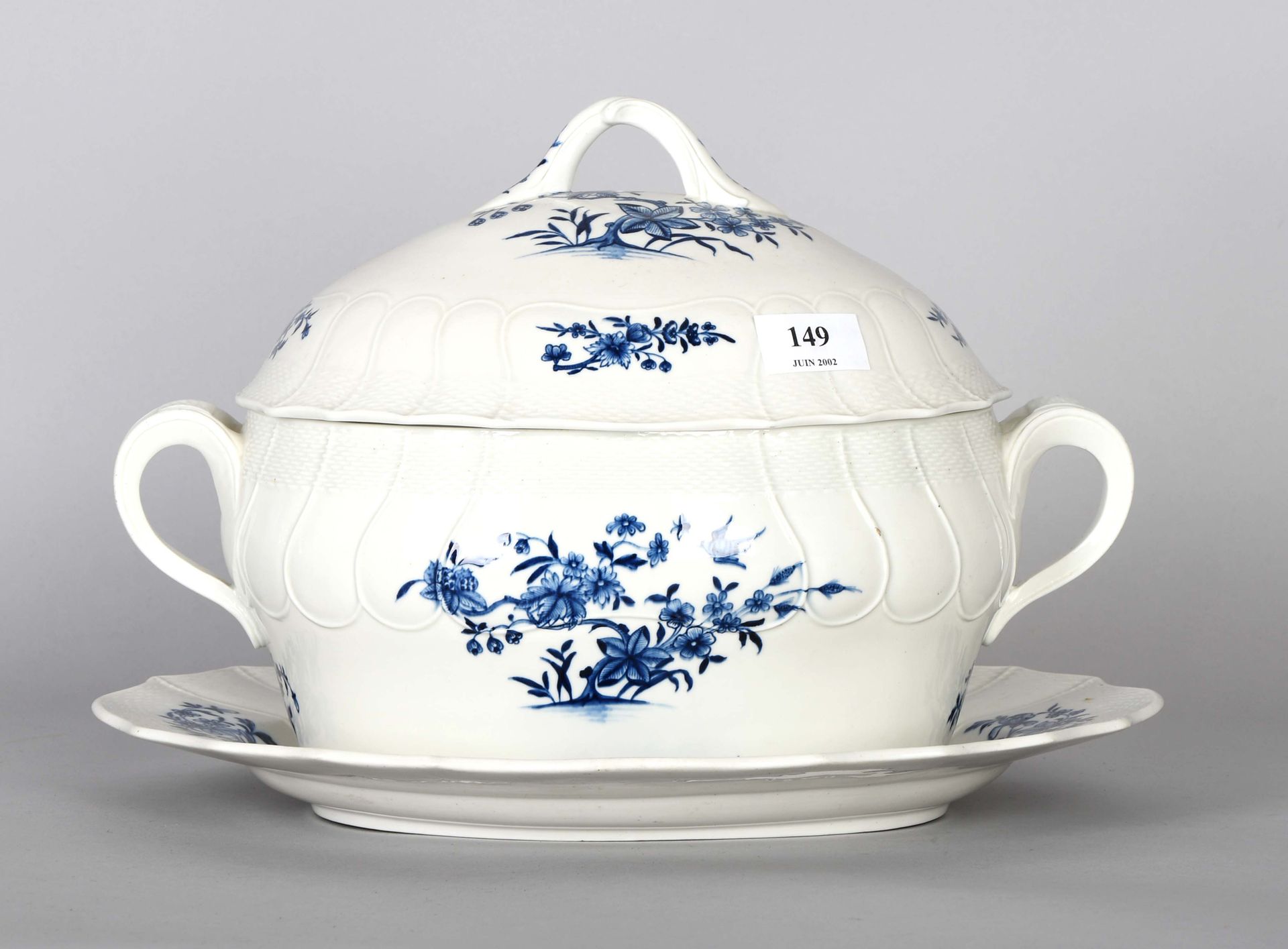 Null 
Tournai




Soup tureen and its display, in soft paste porcelain, with twi&hellip;