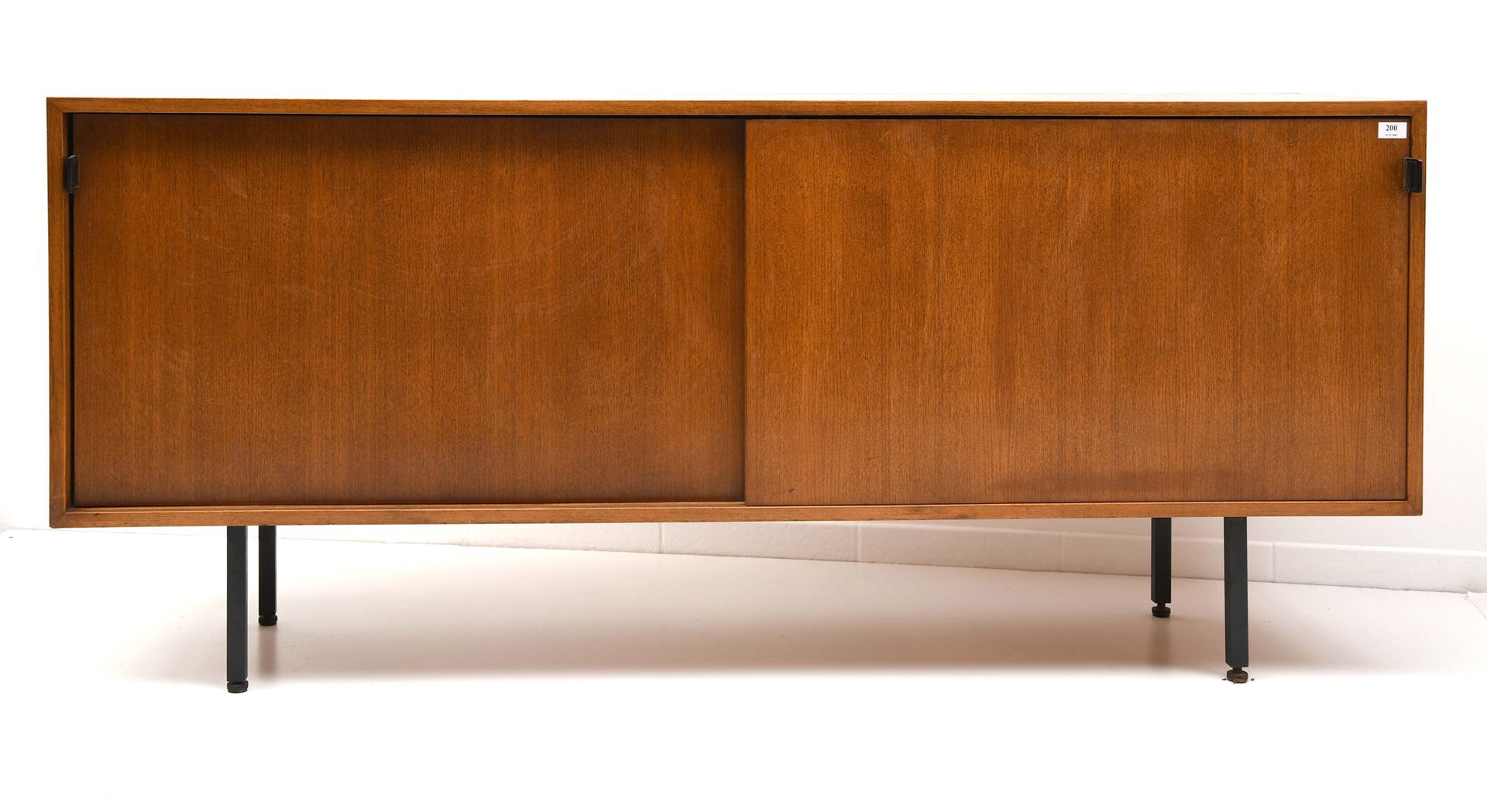 Null Florence Knoll

Vintage teak sideboard with two sliding doors and leather g&hellip;