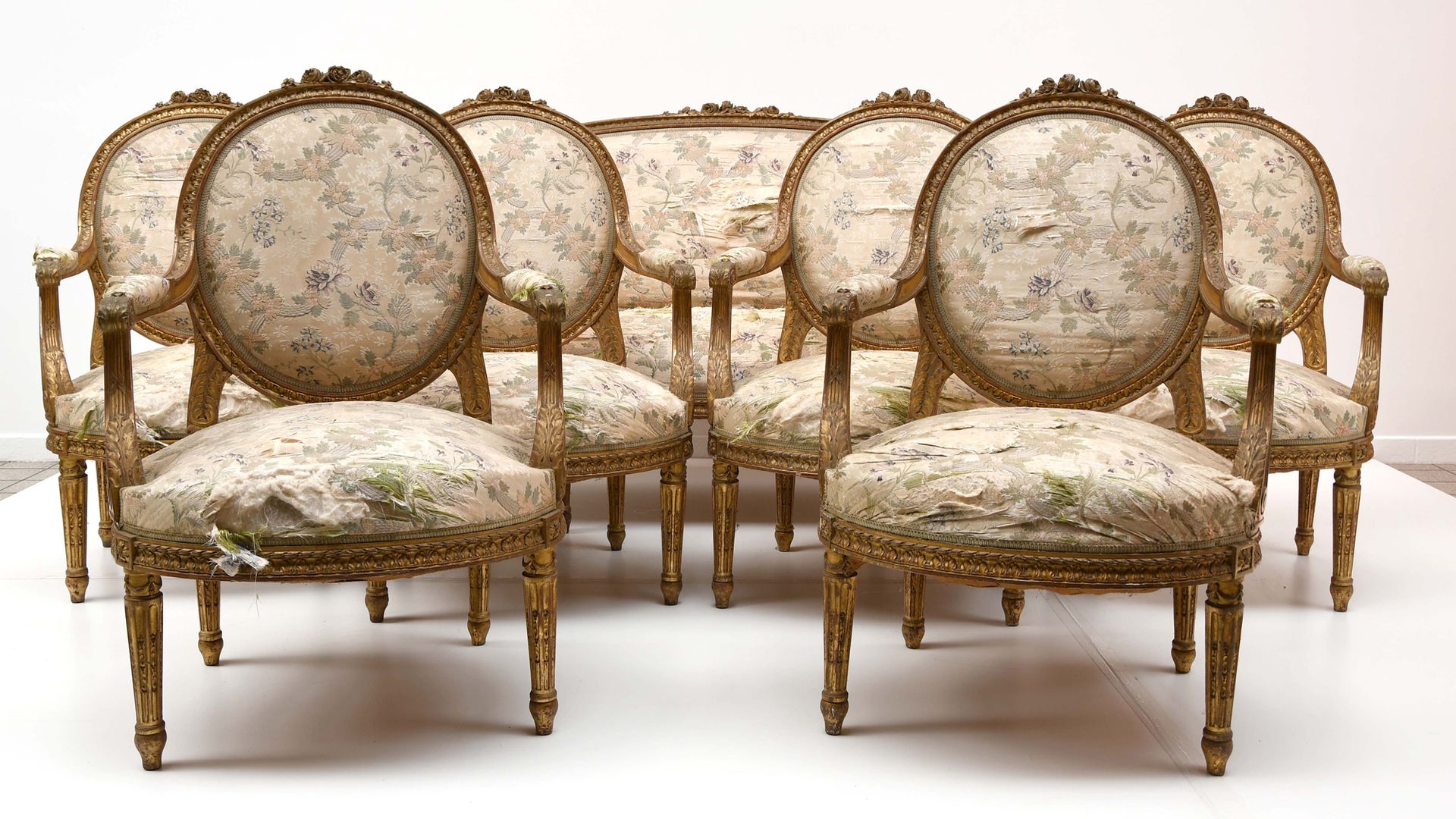 Null 拿破仑三世的沙龙，采用路易十六风格的木雕和镀金灰泥，用破损的丝绸做装饰。

一个篮子沙发和六个卡布利特。