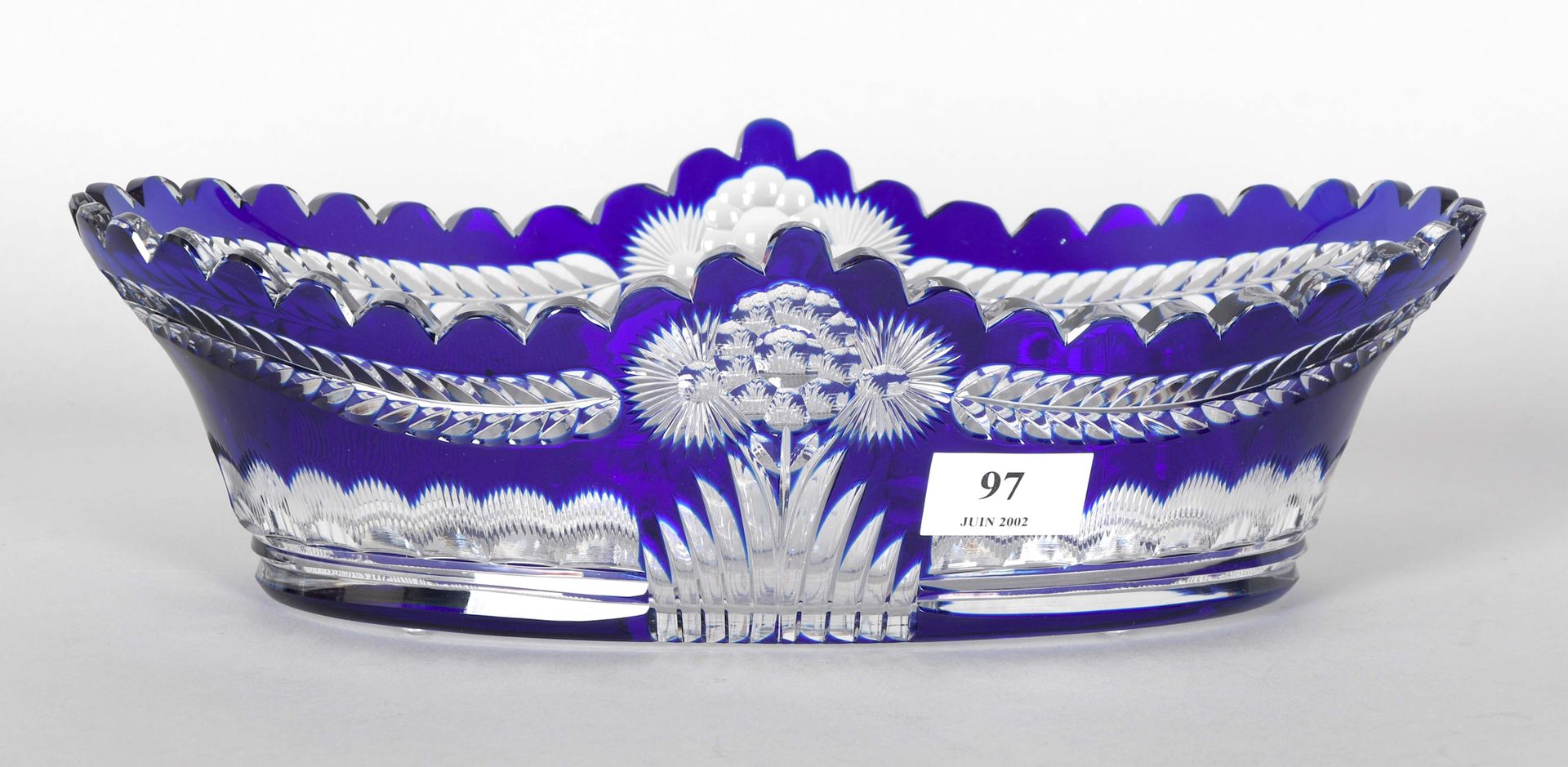Null Val Saint-Lambert / Joseph Simon

装饰艺术风格的水晶碗，钴蓝色切割和衬里。长度：33厘米。