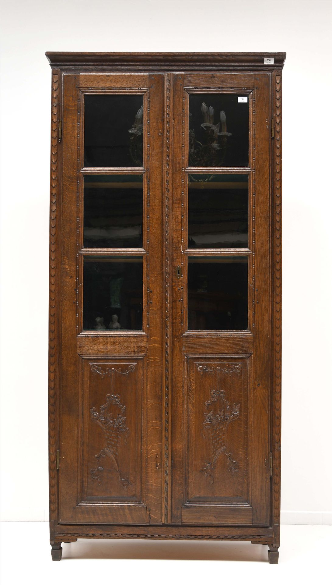 Null Bibliothèque Louis XVI en chêne sculpté, ouvrant à deux portes vitrées dans&hellip;