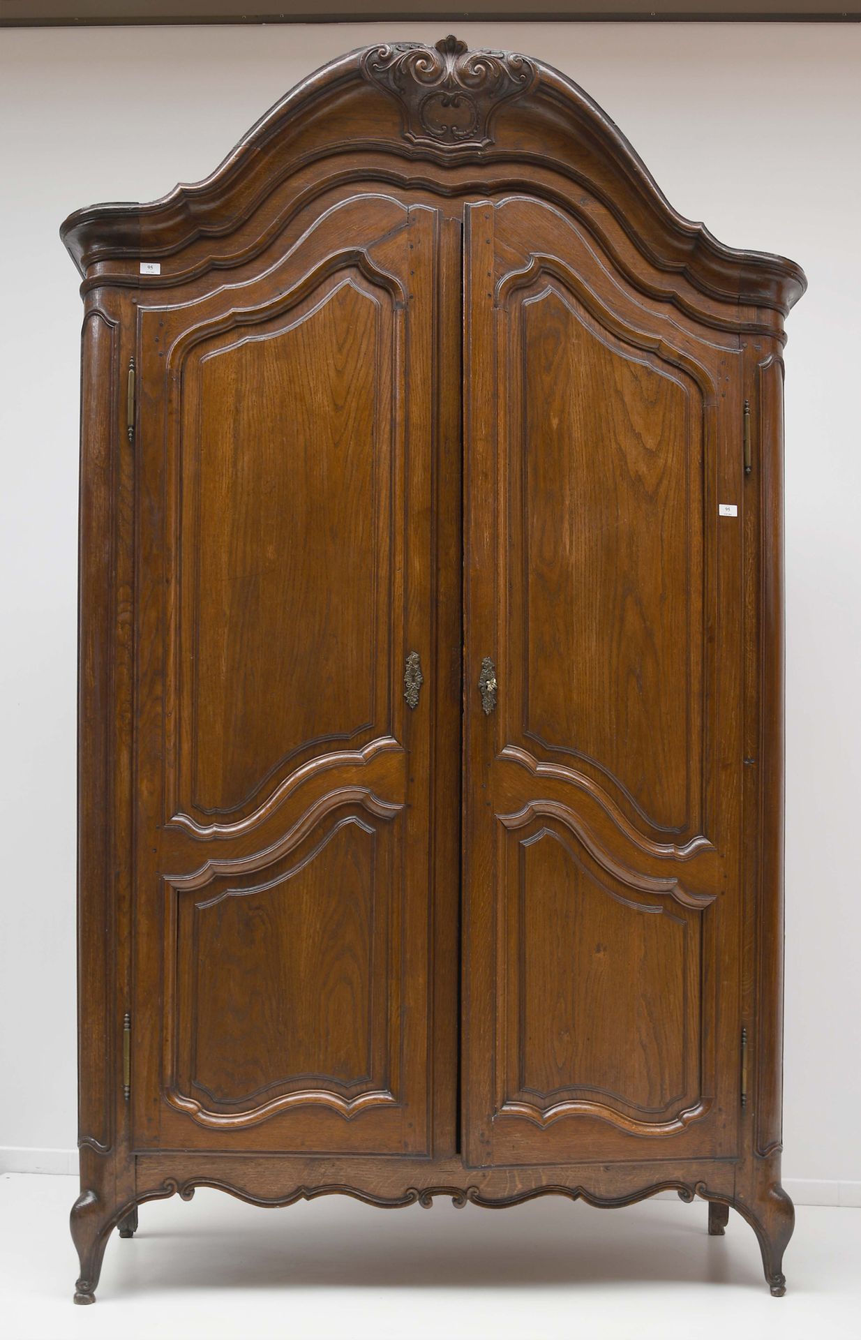 Null 路易十五时期的橡木橱柜，有两扇门，开在圆形的侧面上
