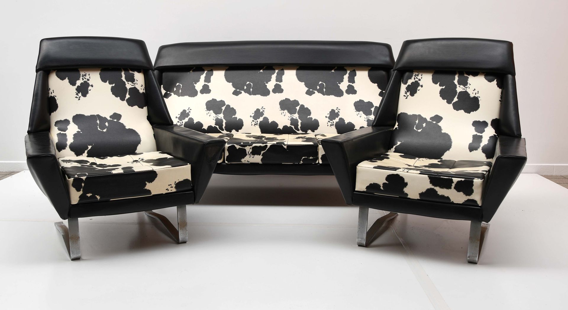 Null 
Black skai and cow vintage living room - Chrome legs




A three-seater so&hellip;