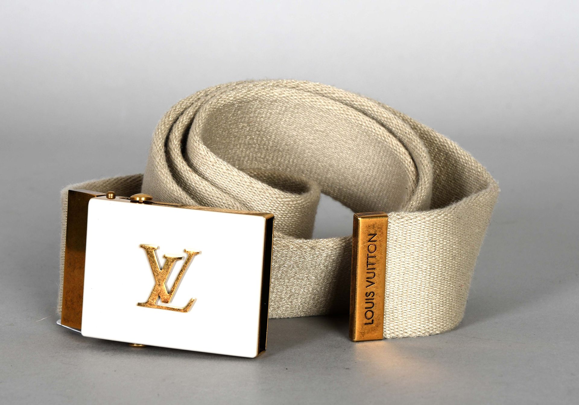 Louis Vuitton Cintura in tessuto beige. Fibbia con mono…